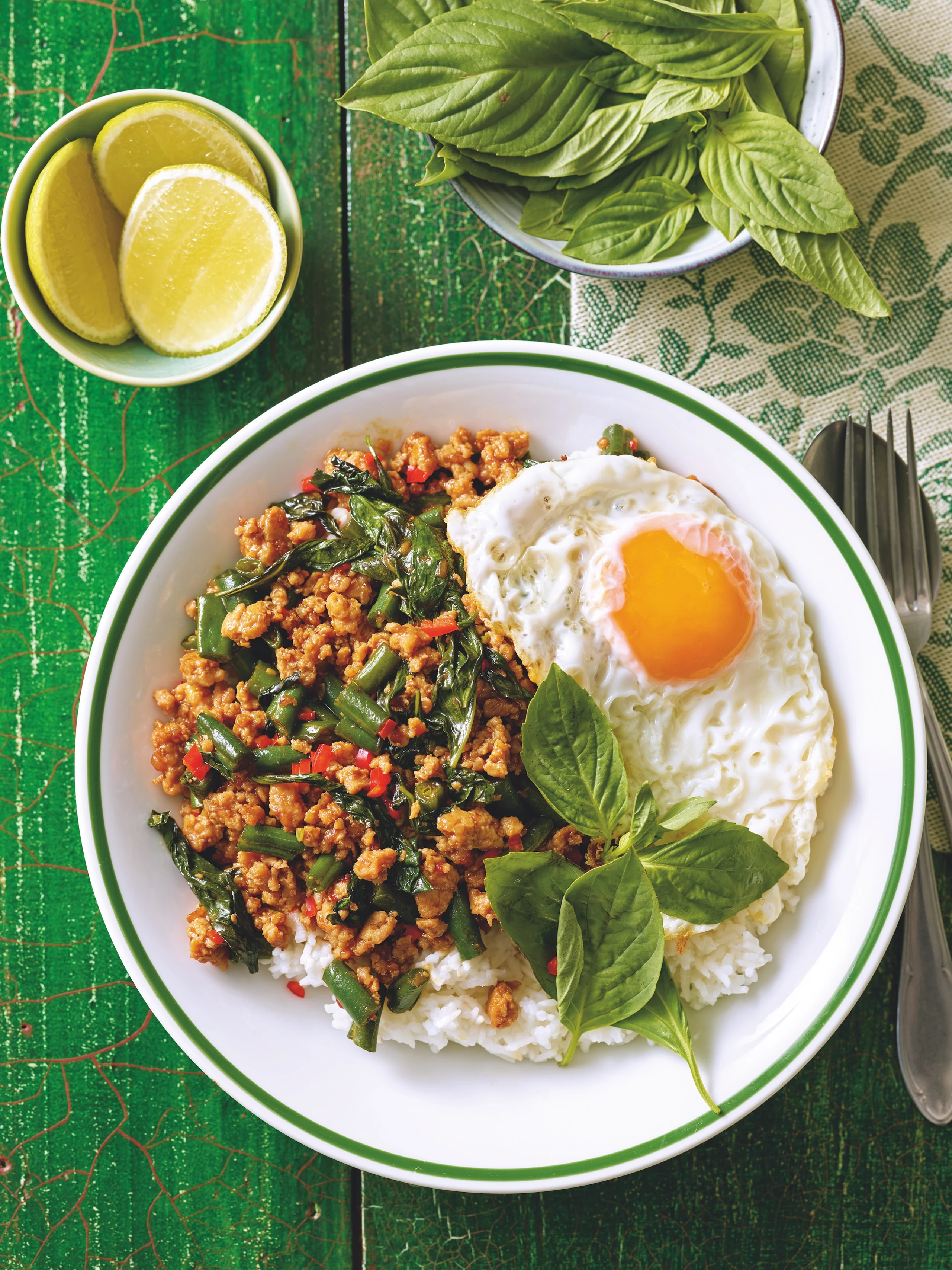 Thai-Basilikum-Huhn mit Spiegelei