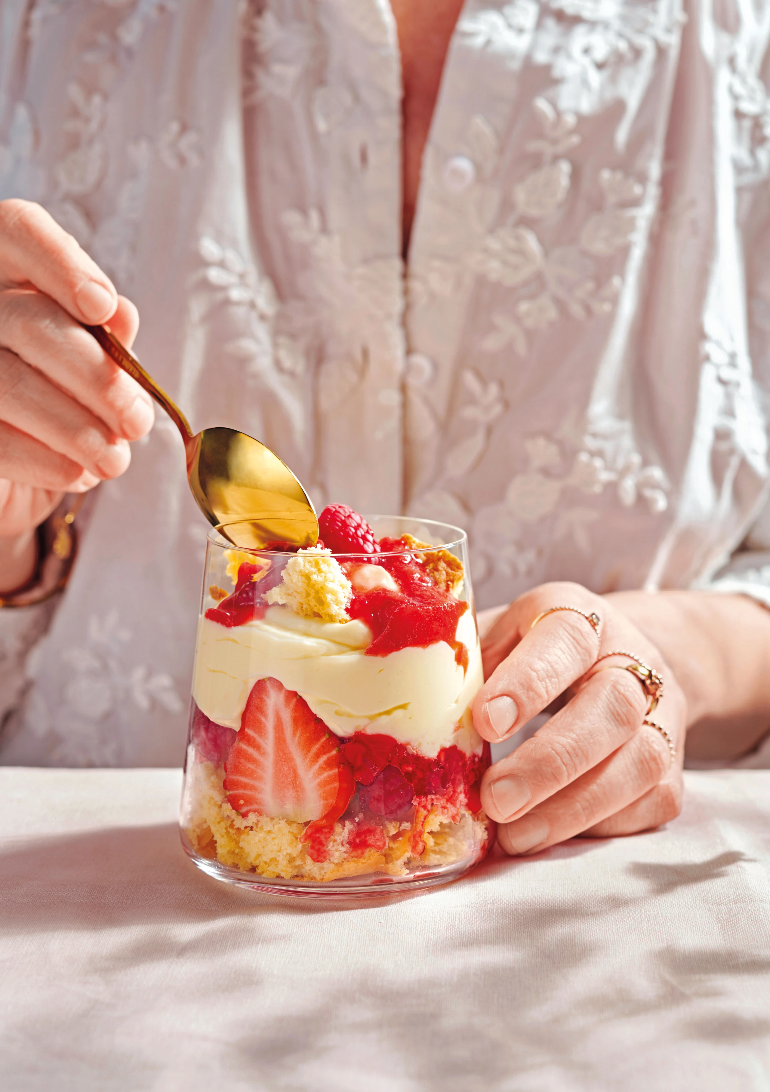 Biskuit-Topfenbecher mit Beeren