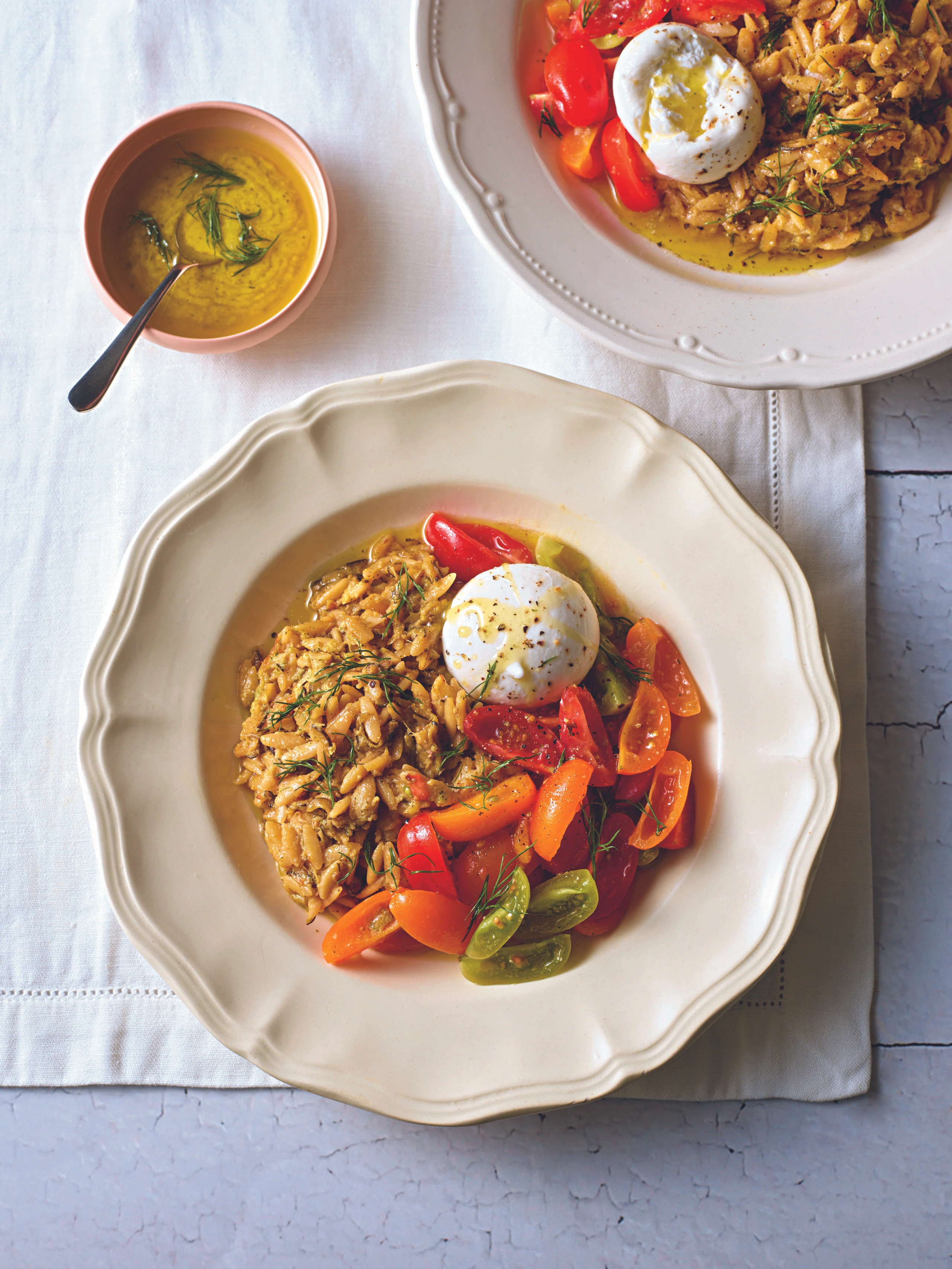 Zitronige Zucchini-Dillpasta mit Burrata