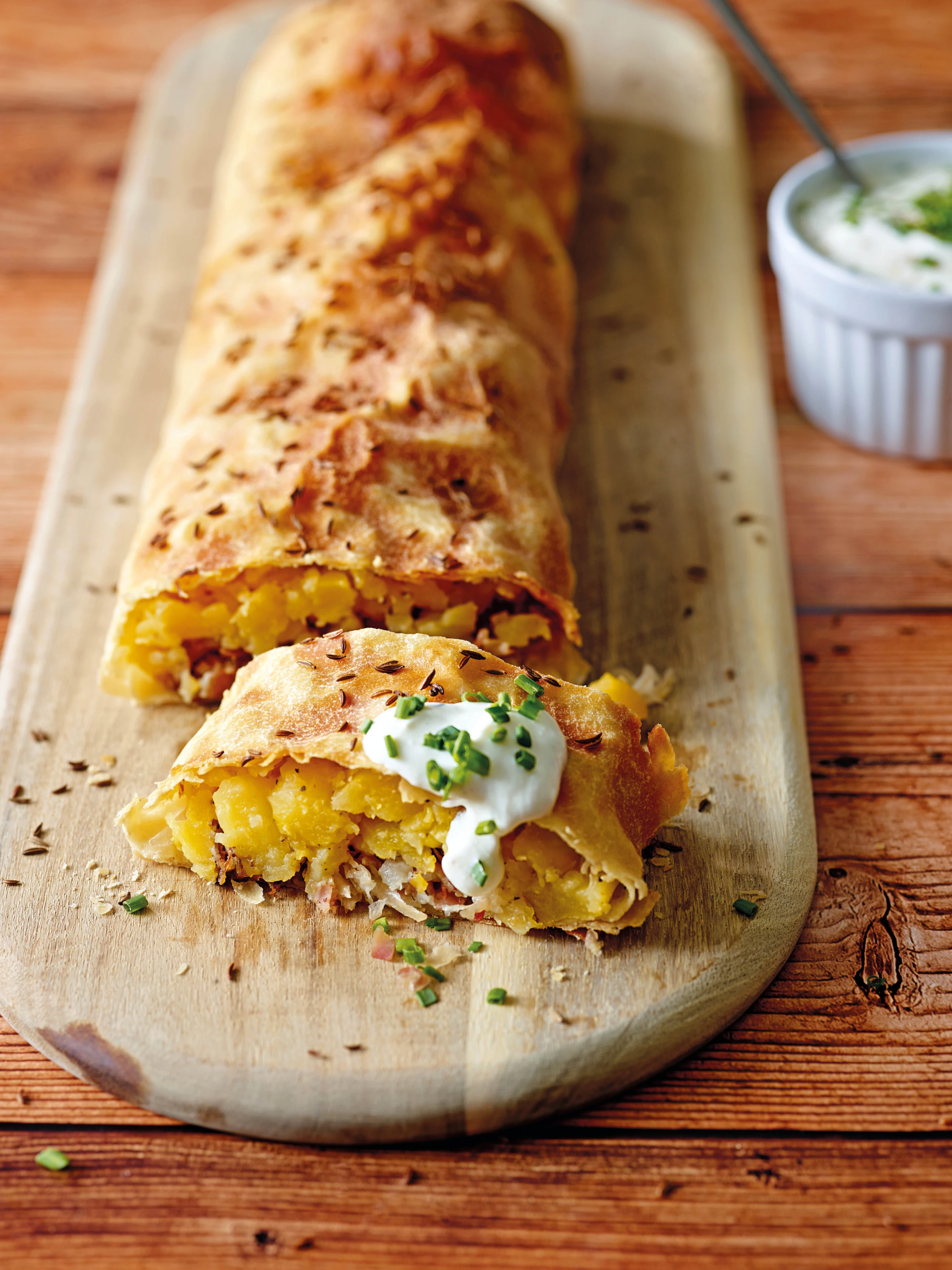 Erdäpfelstrudel mit Sauerkraut und Rohschinken