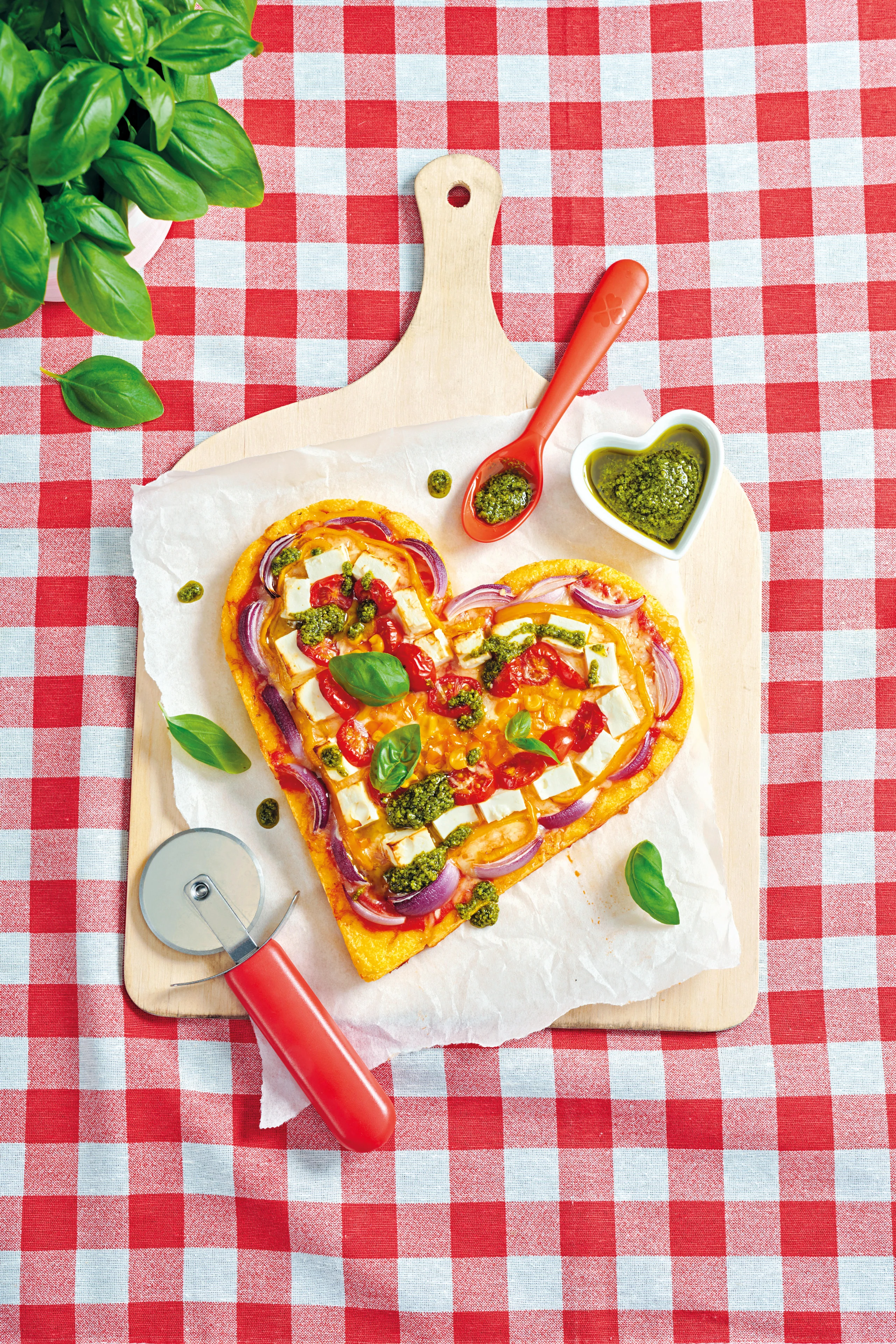 Herzige Regenbogen-Polenta-Pizza