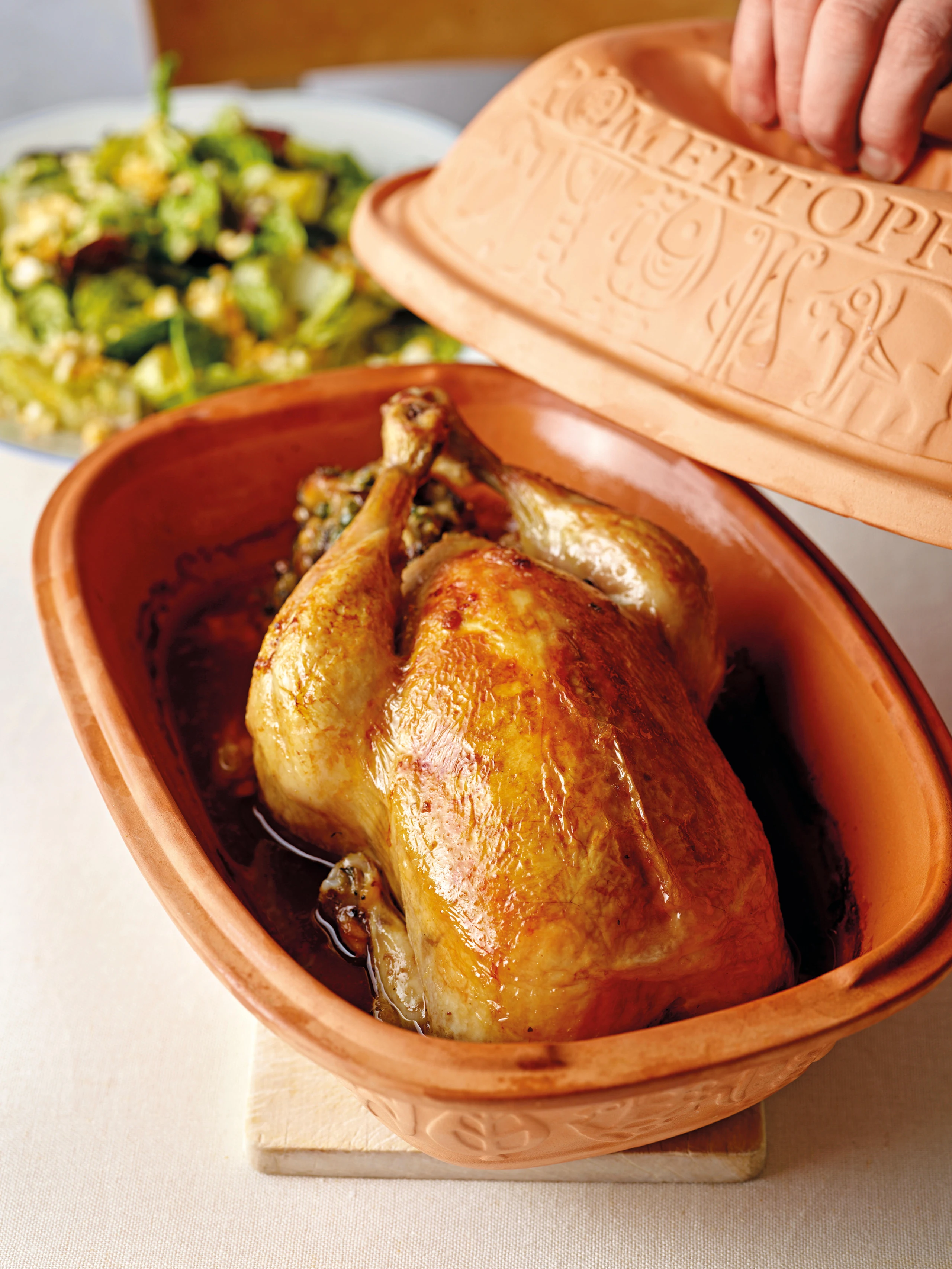 Huhn mit Semmelfülle und Salat Mimosa