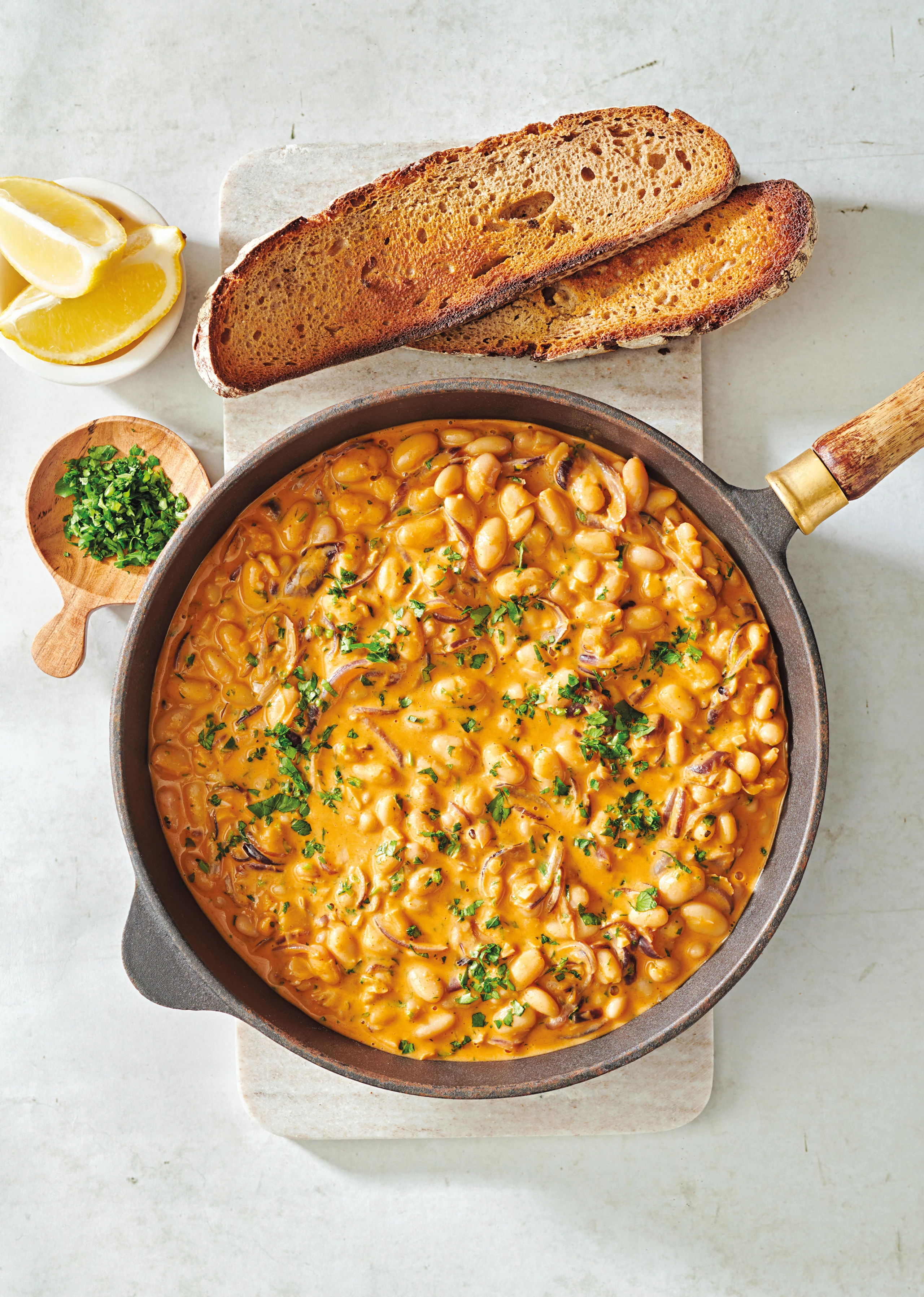 Cremige Bohnenpfanne mit rauchiger Note