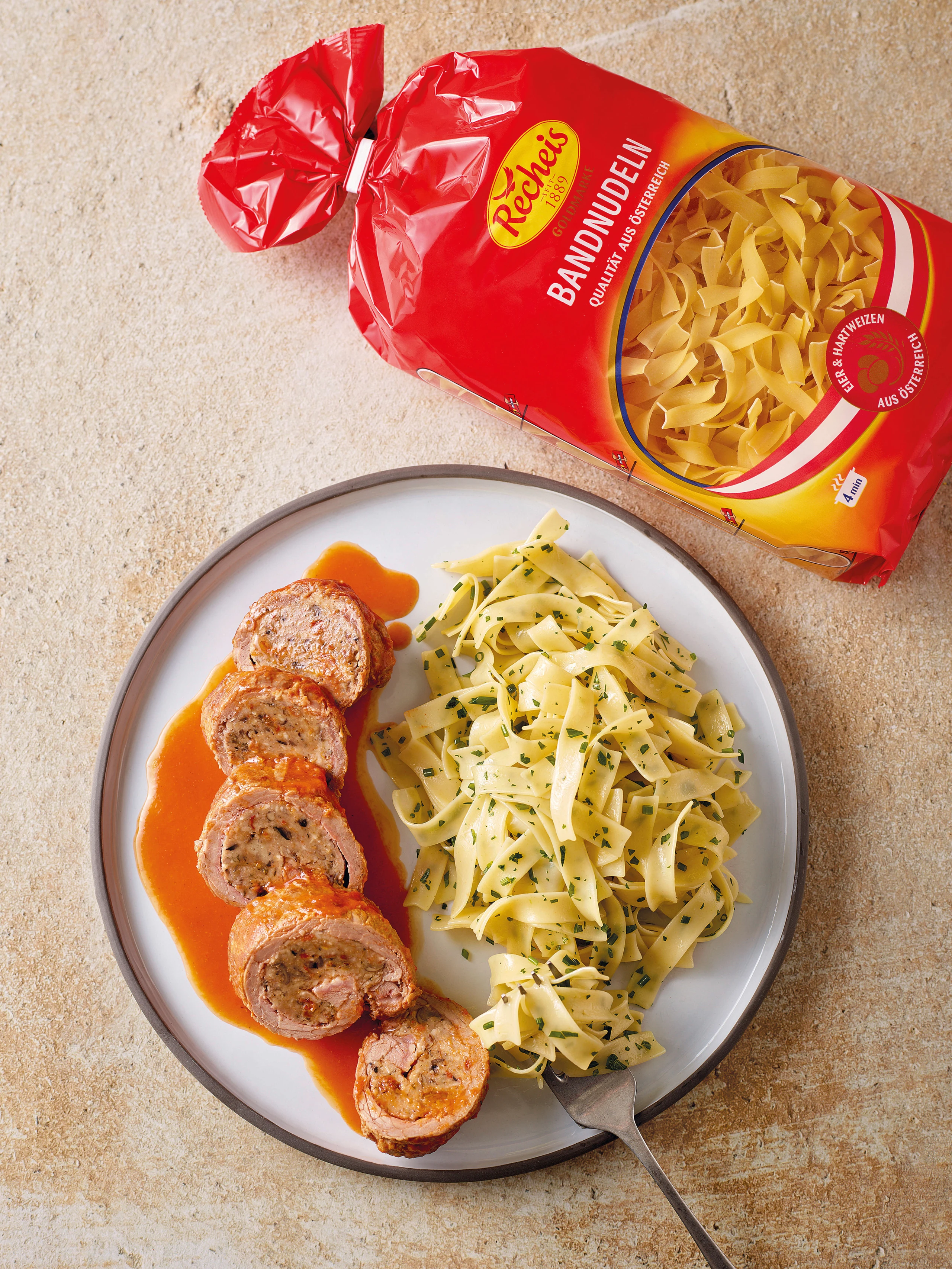 Rindsrouladen mit Paradeissauce und Bandnudeln