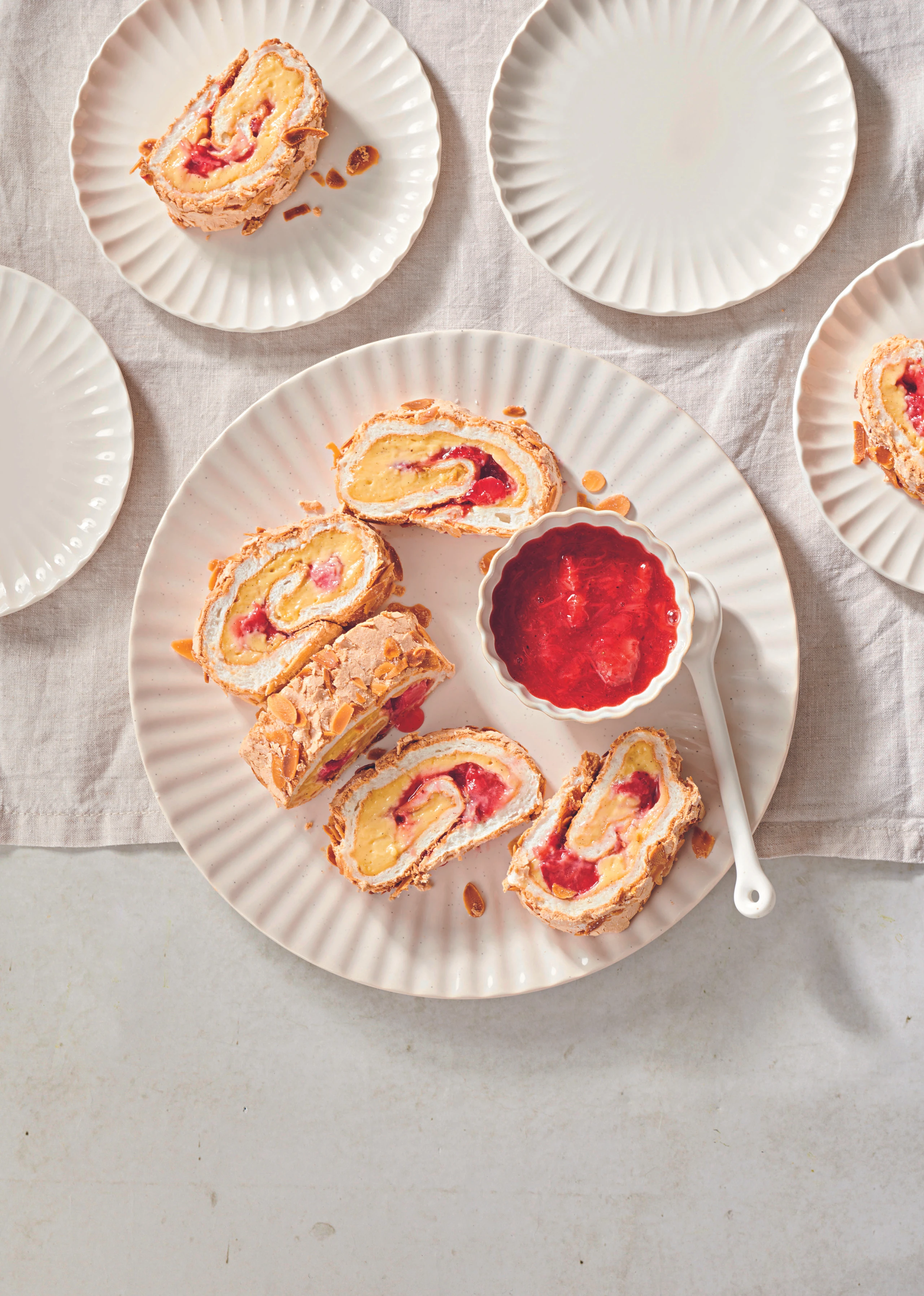 Pavlova-Rolle mit Vanillecreme und Erdbeer-Rhabarber-Kompott