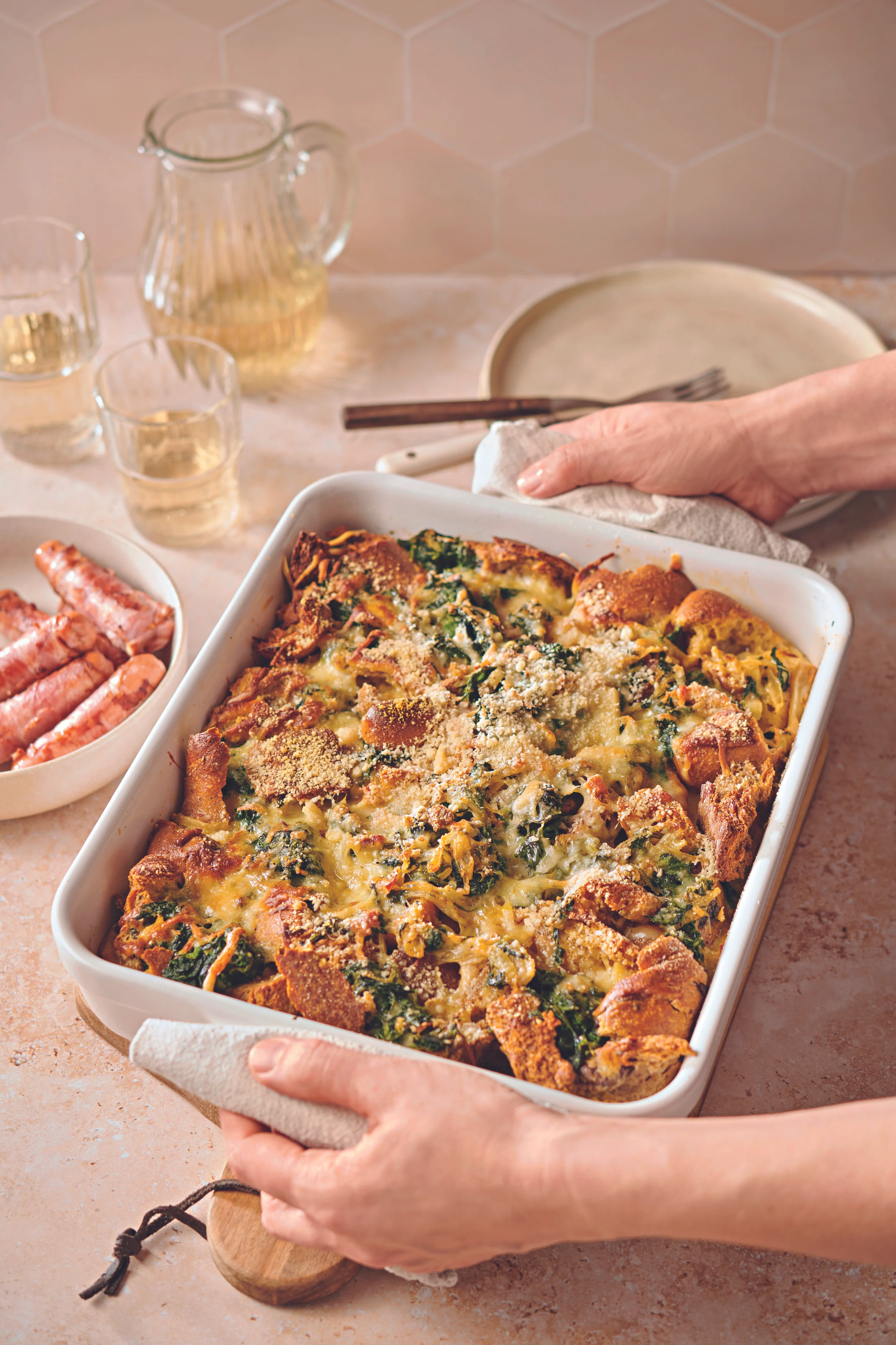 Spinat-Gruyère-Strata mit Mini-Würsteln