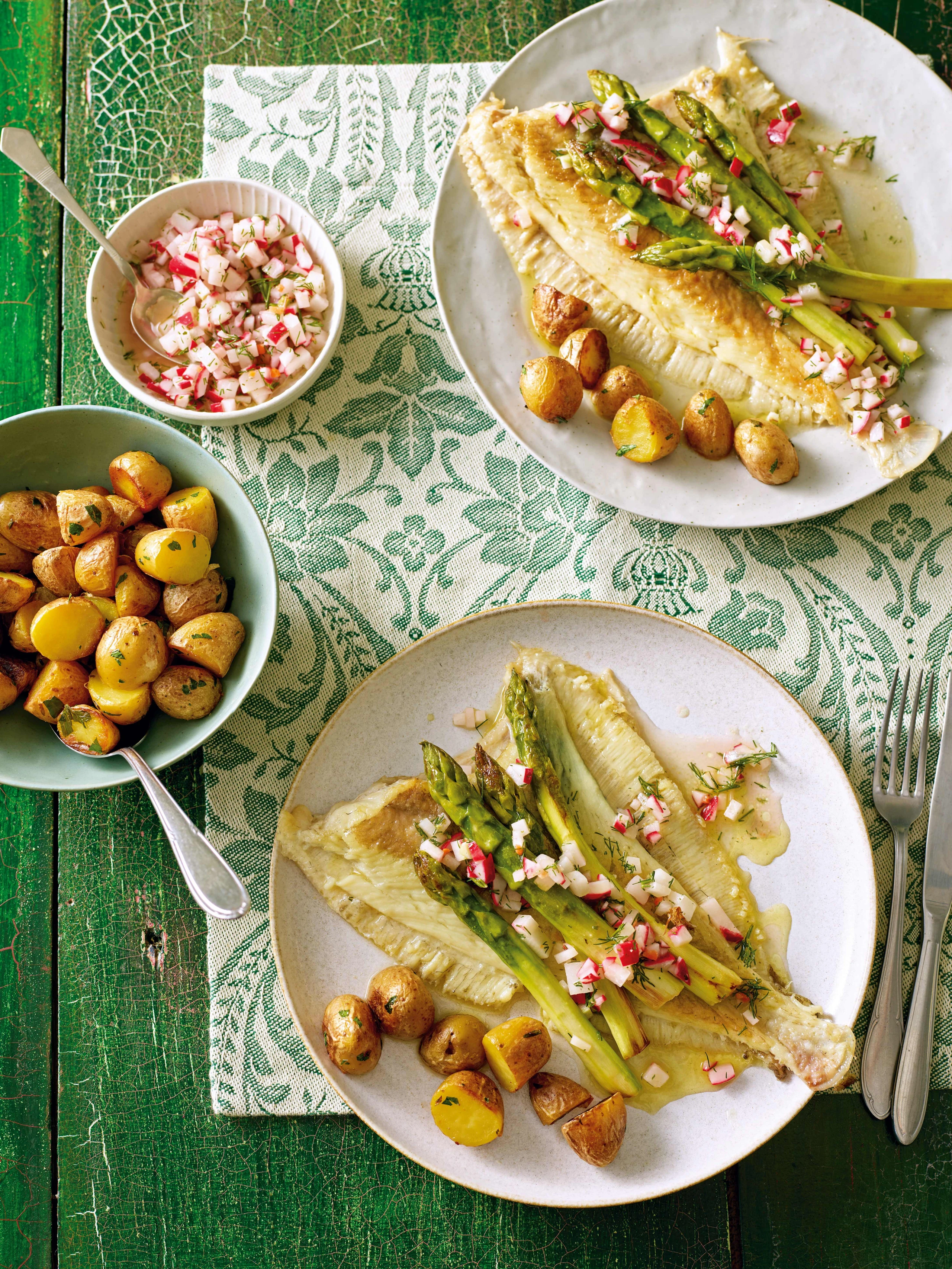 Maischolle mit Radieschen-Dill-Vinaigrette und grünem Spargel