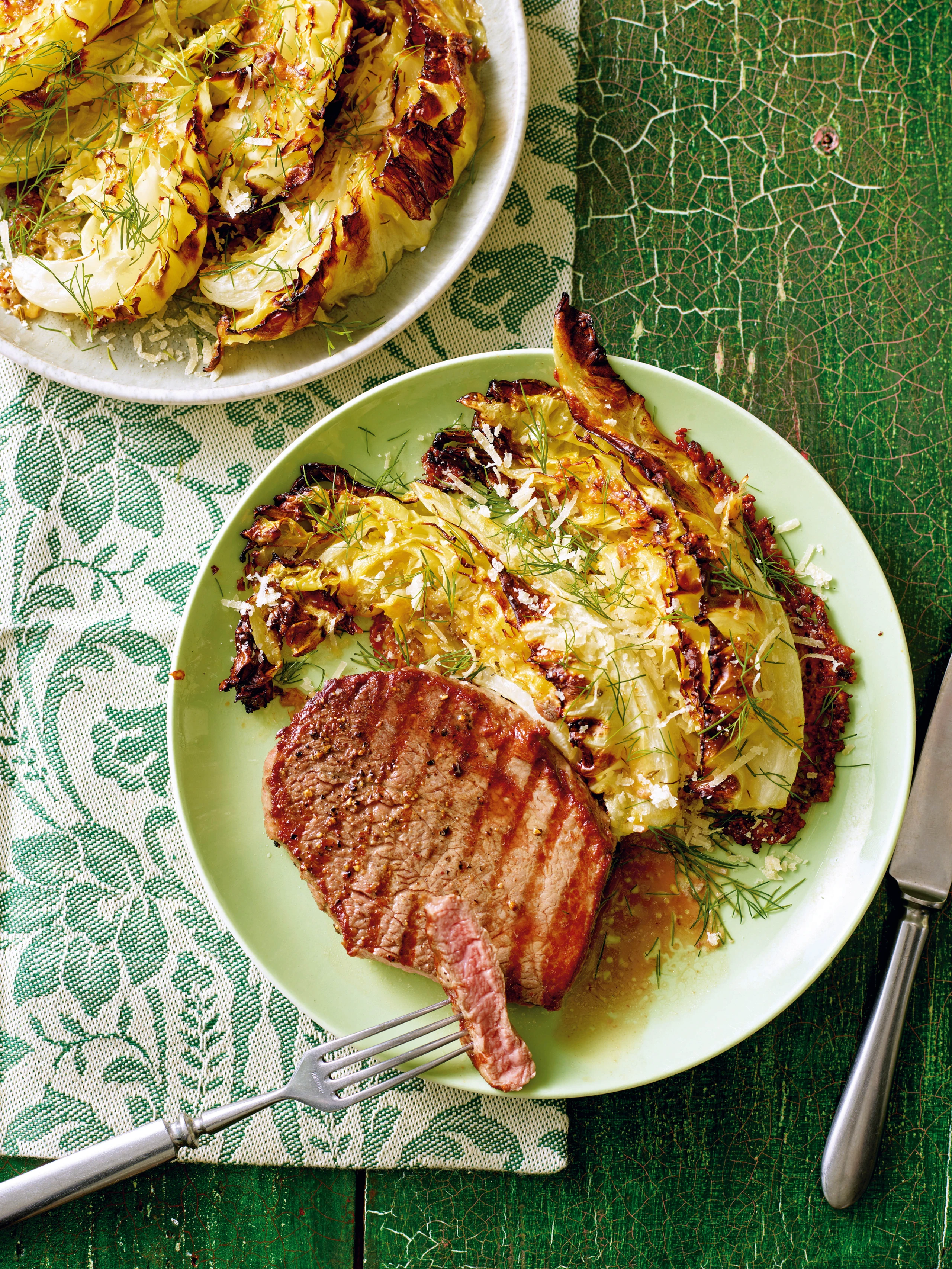 Parmesan-Spitzkraut vom Blech mit Minutensteaks