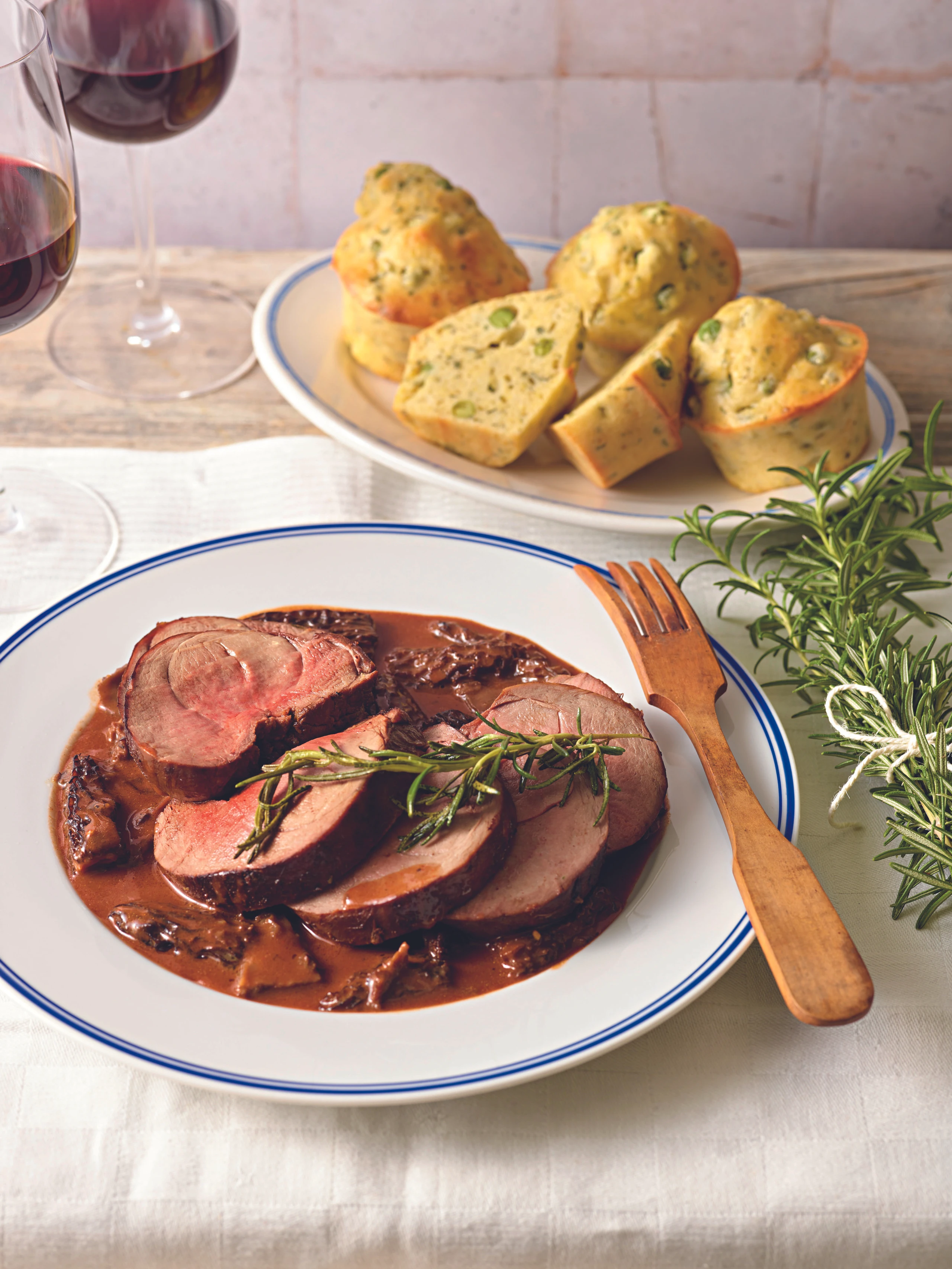 Rehbraten mit Morchelsauce und Erbsenmuffins