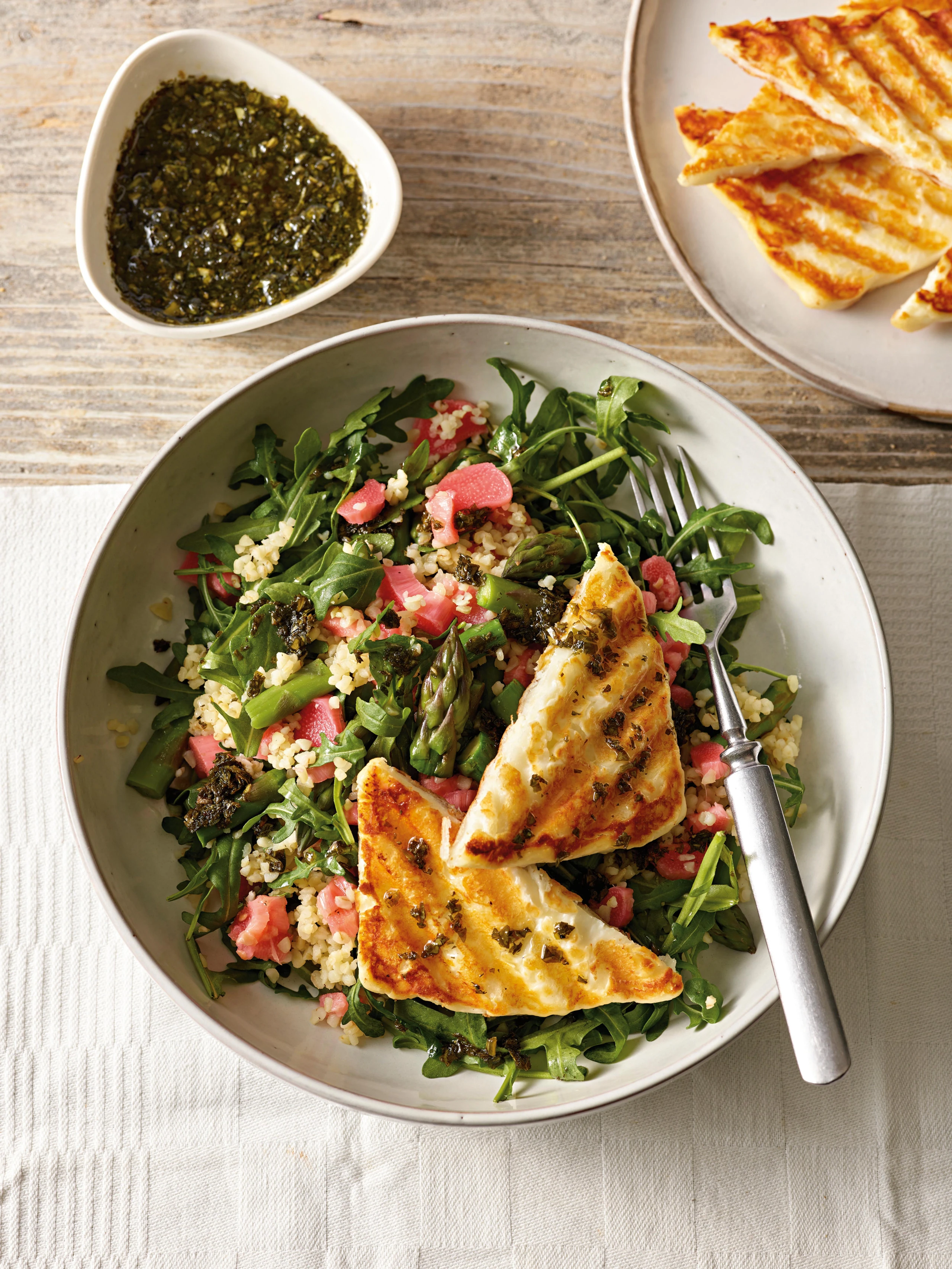 Spargel-Rhabarbersalat mit gegrilltem Halloumi, Kräutervinaigrette und Bulgur