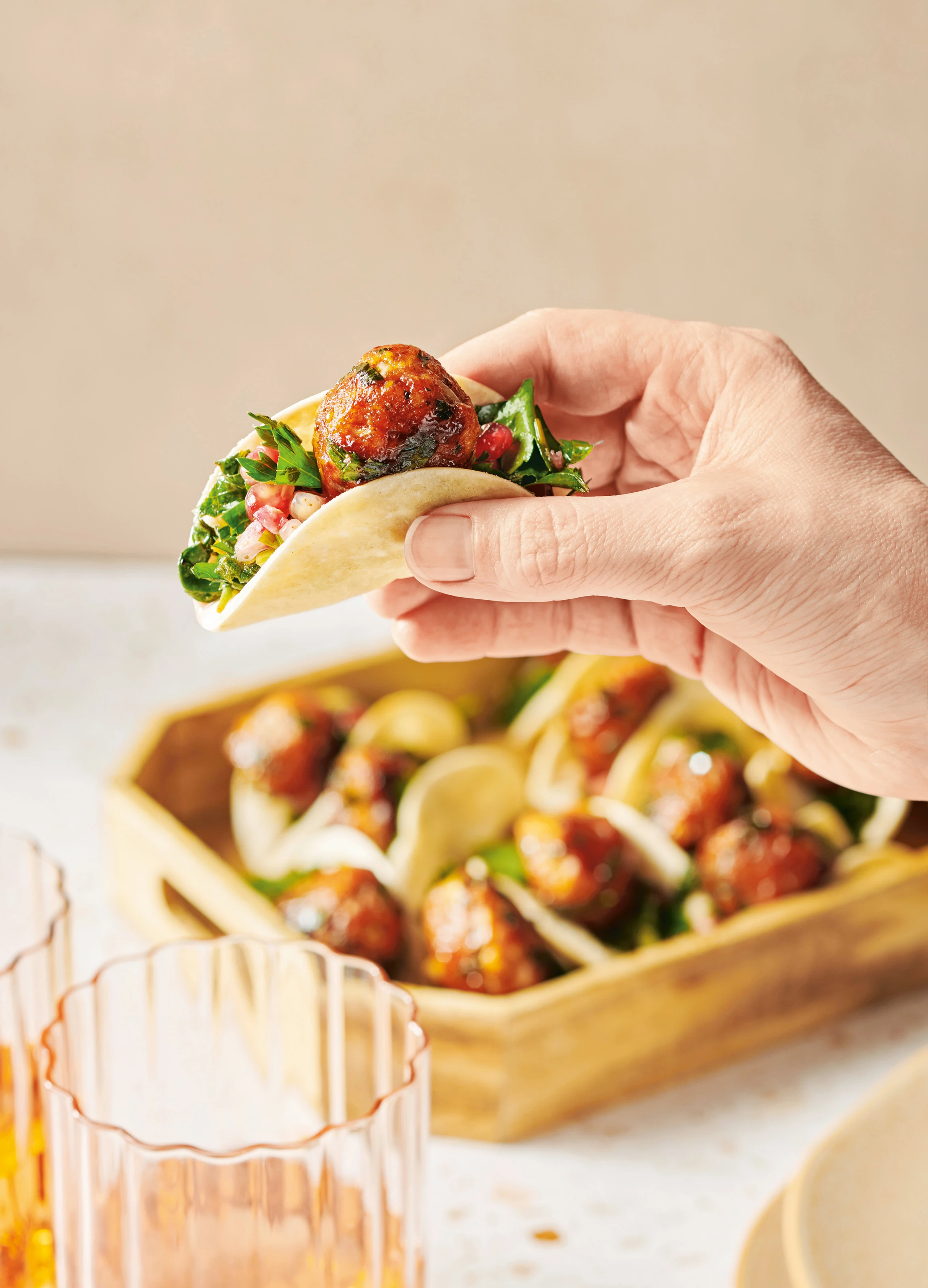 Tacos mit BBQ-Tofubällchen