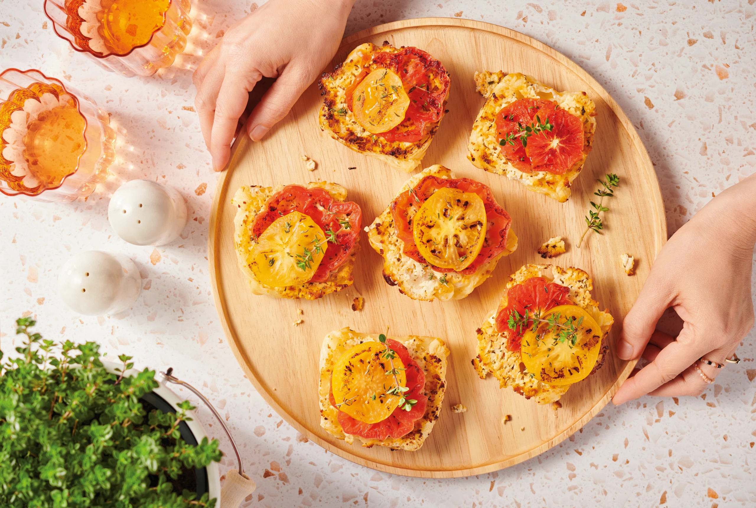 Upside down Käse-Harissa-Tarts mit Paradeisern