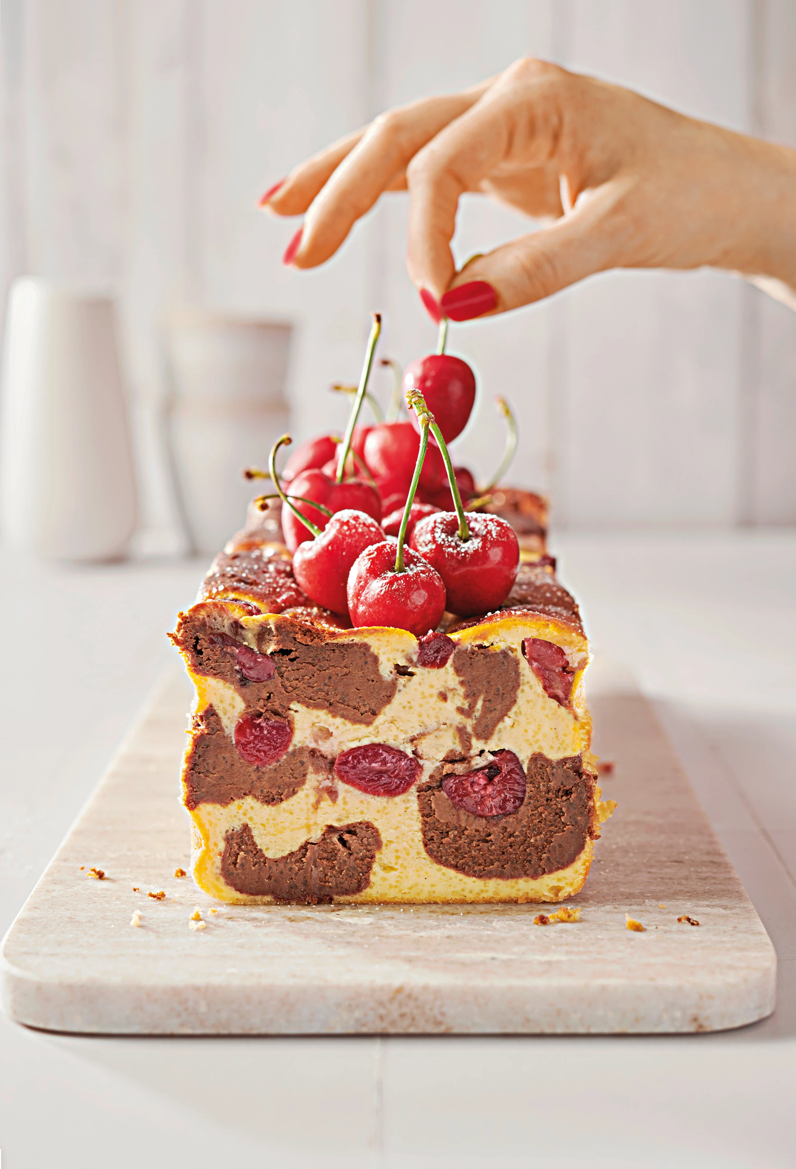Marmor-Topfenkuchen mit Kirschen