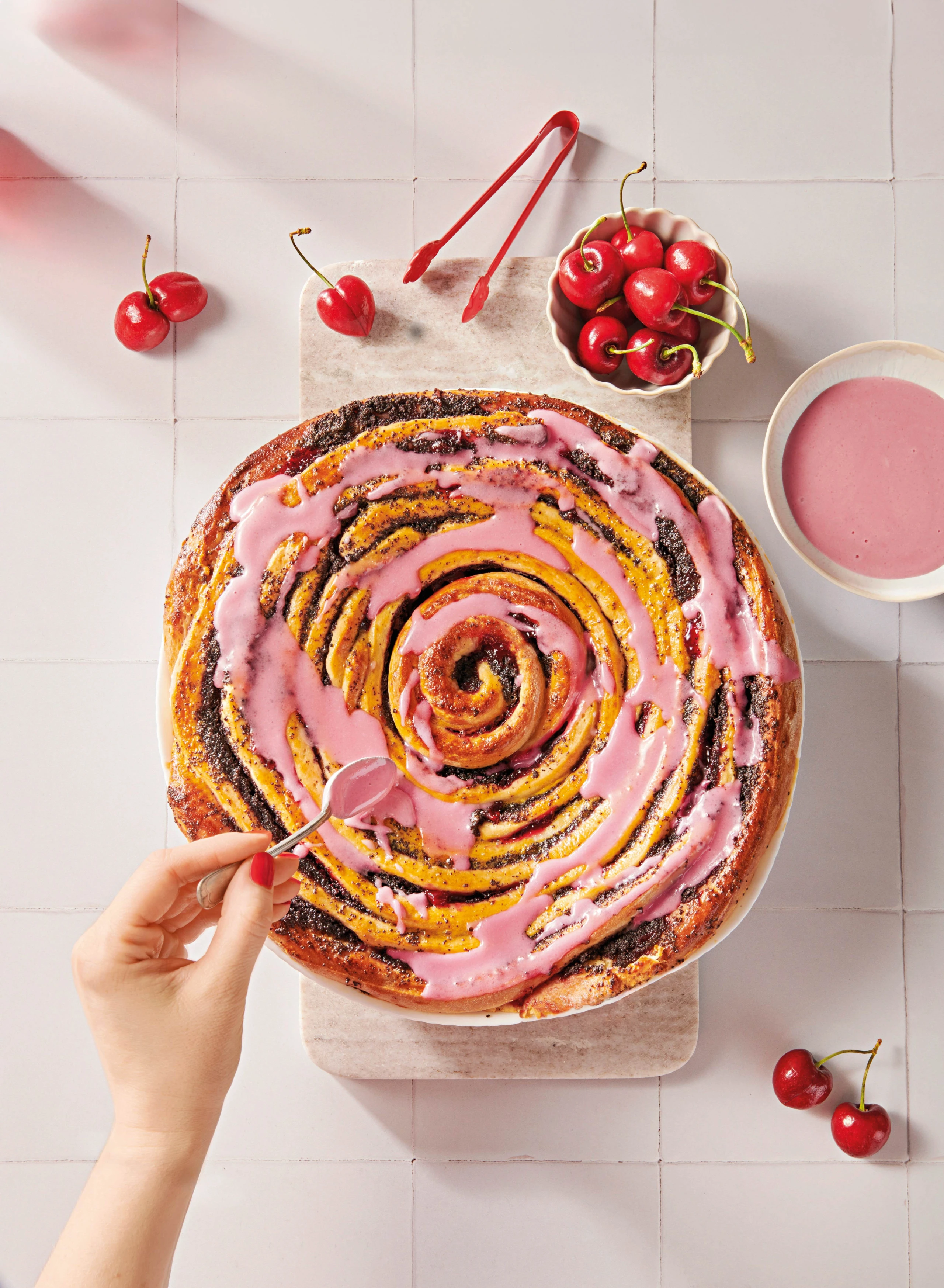 Mohn-Schnecke mit Kirschen