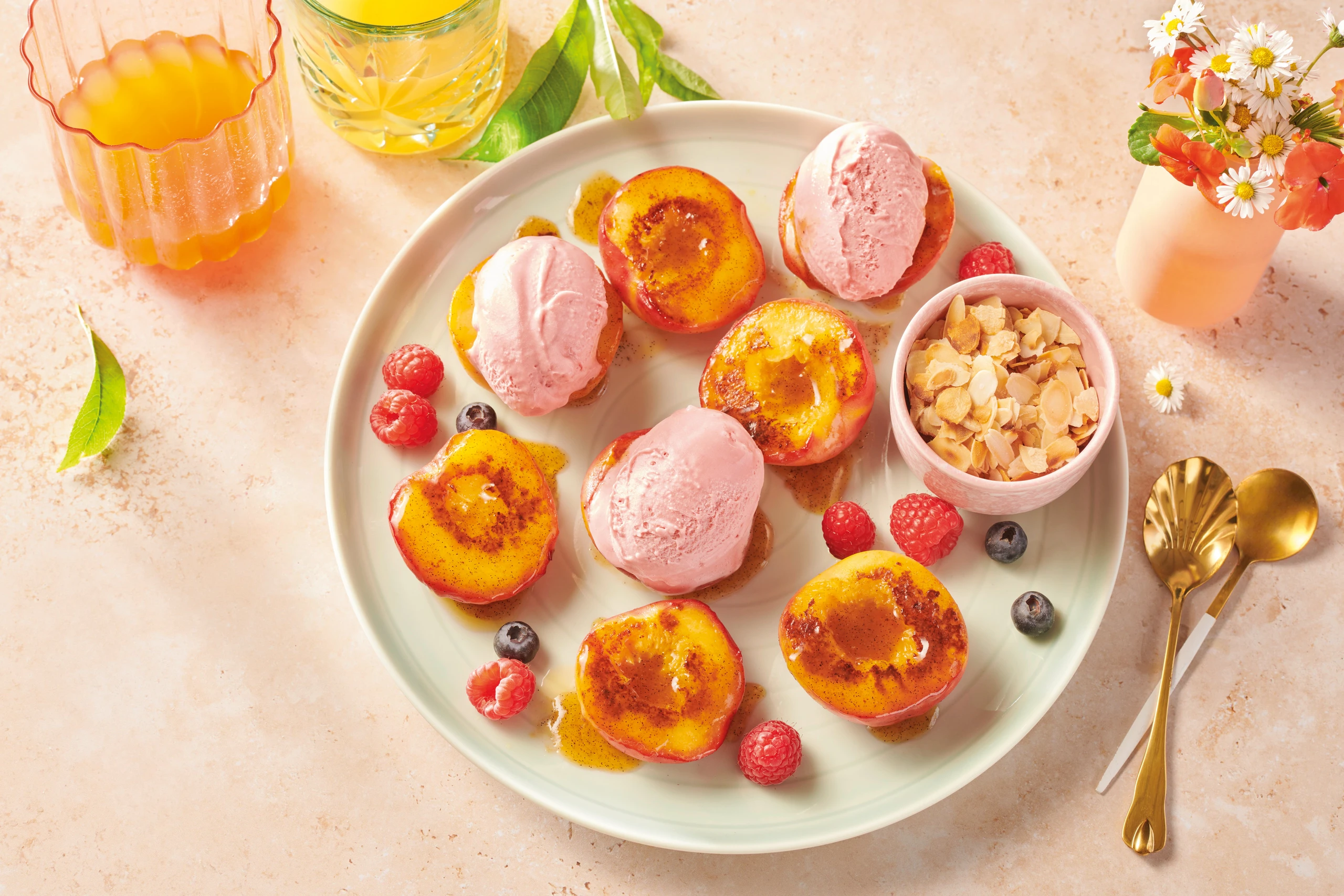 Gebratene Pfirsiche mit Vanillebutter und Erdbeer-Joghurt-Eis