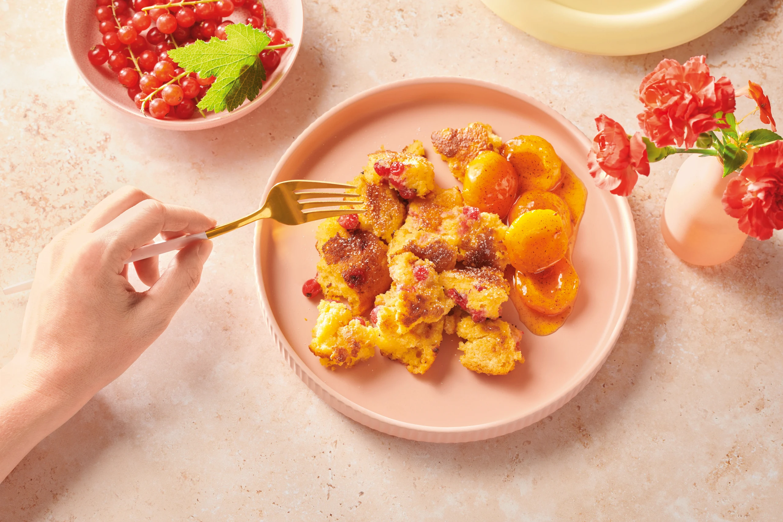 Polenta-Ribisel-Schmarrn mit Marillenkompott