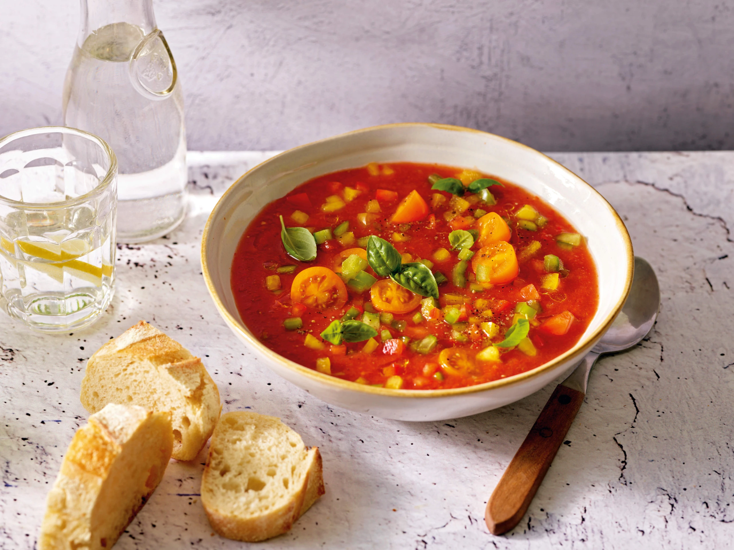 Kalte Paradeiser-Paprikasuppe mit Basilikum