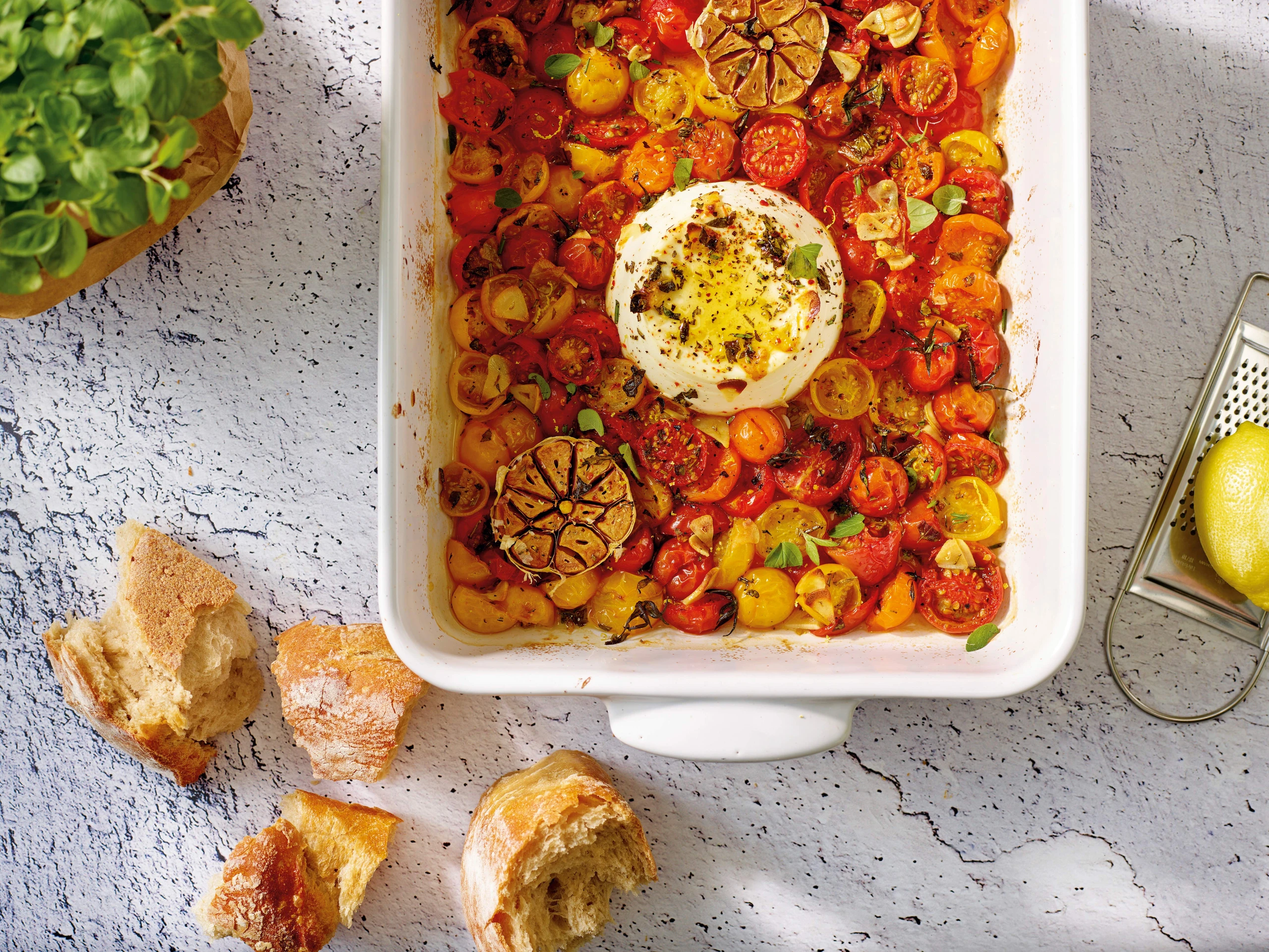 Gebackener Ricotta mit bunten Paradeisern