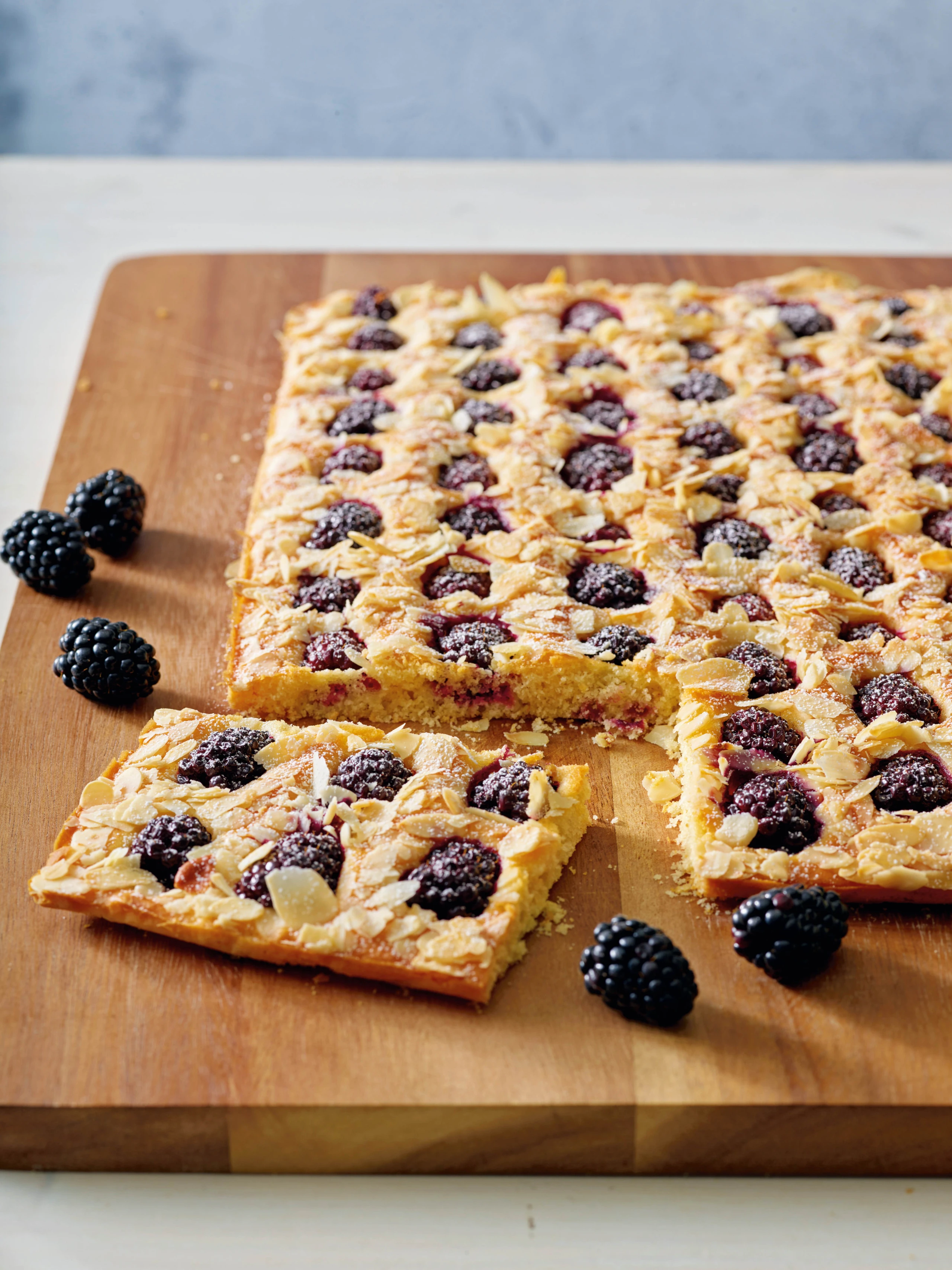 Brombeer-Mandelschnitte