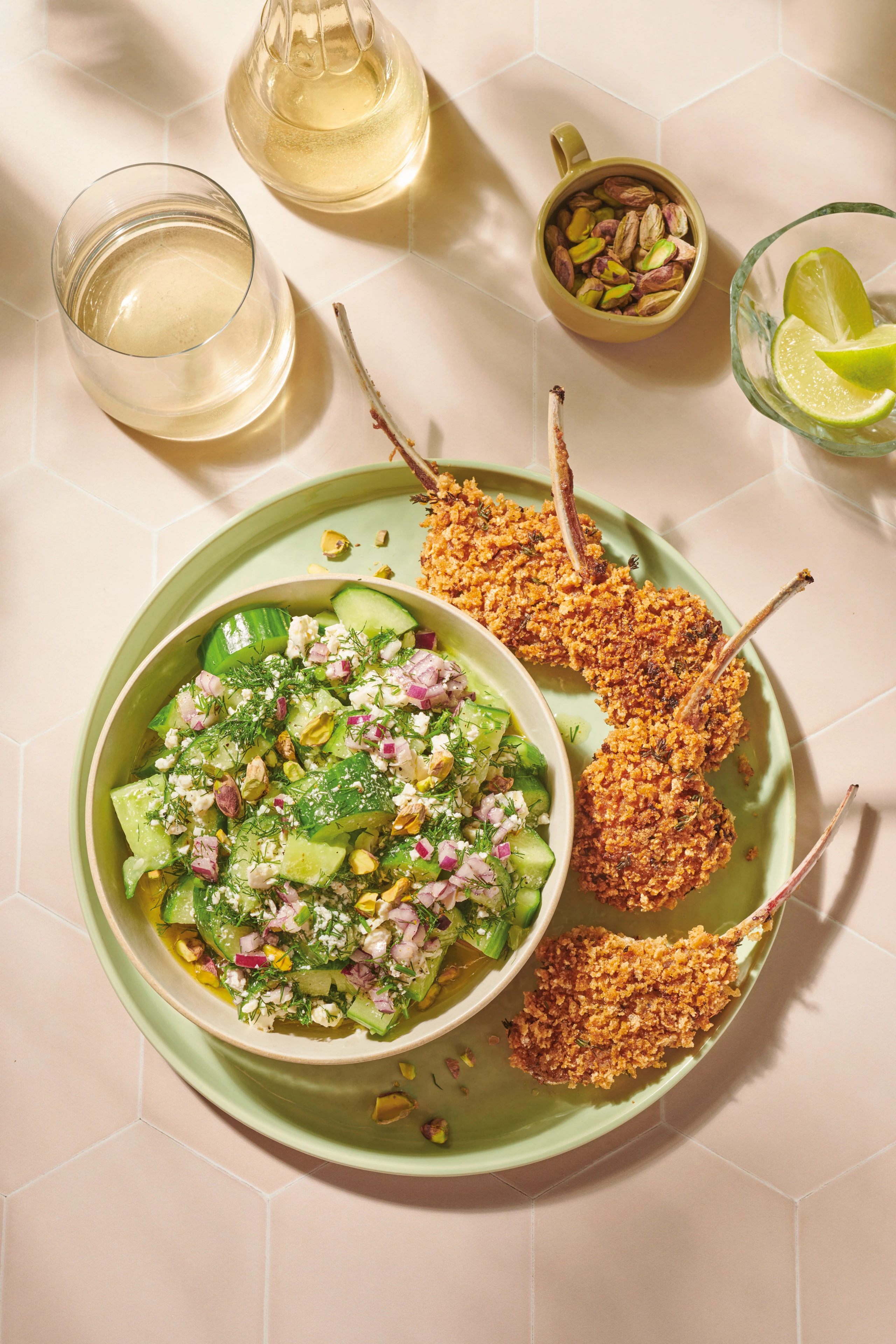 Smashed Gurkensalat mit Feta-Dill-Dressing und knusprigen Lammkoteletts