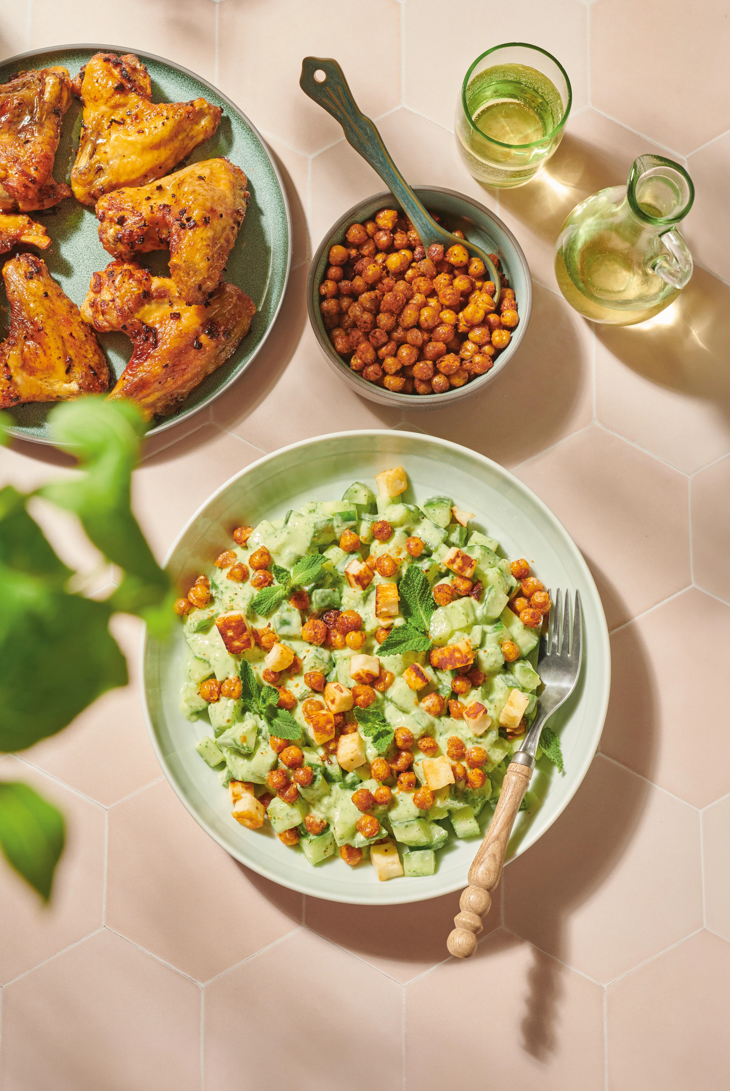 Cremiger Gurkensalat mit Kichererbsen