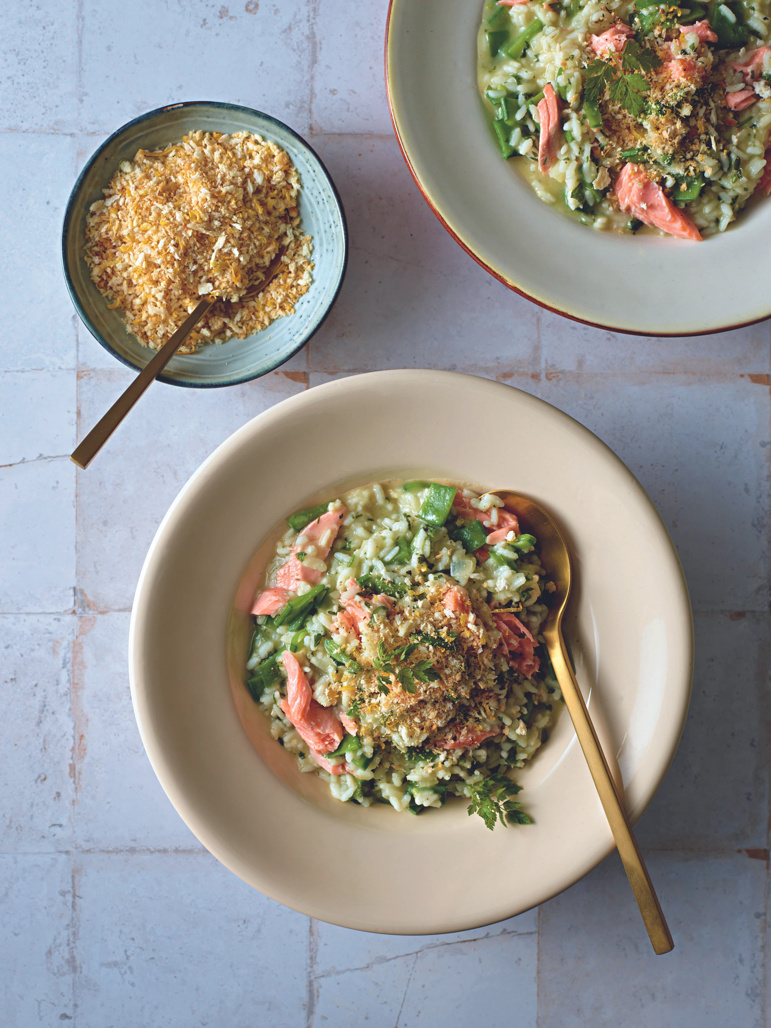 Kerbelrisotto mit Pulled Lachsforelle und Zitronenbröseln