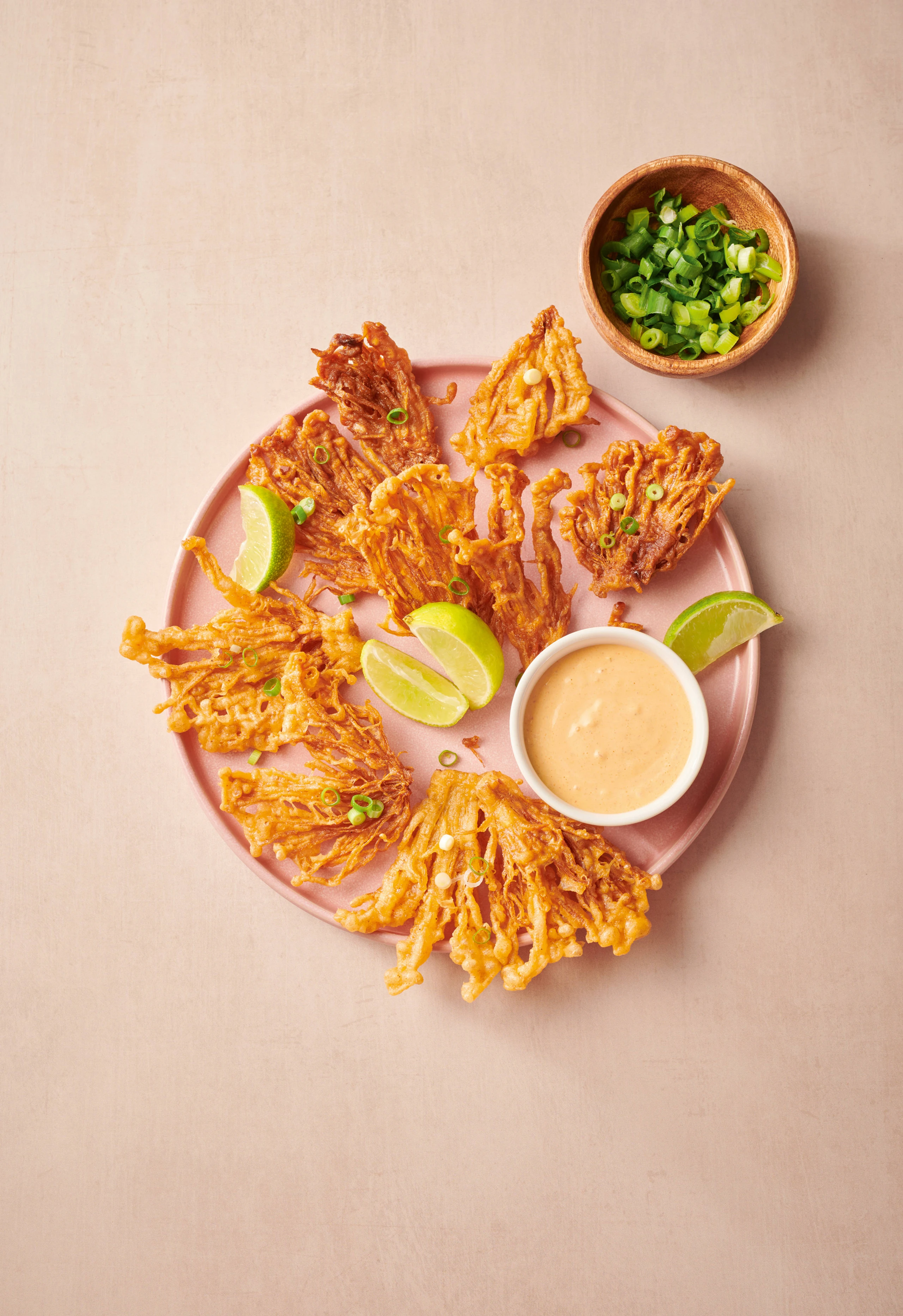 Knusprige Enoki-Pilze mit scharfer Aioli