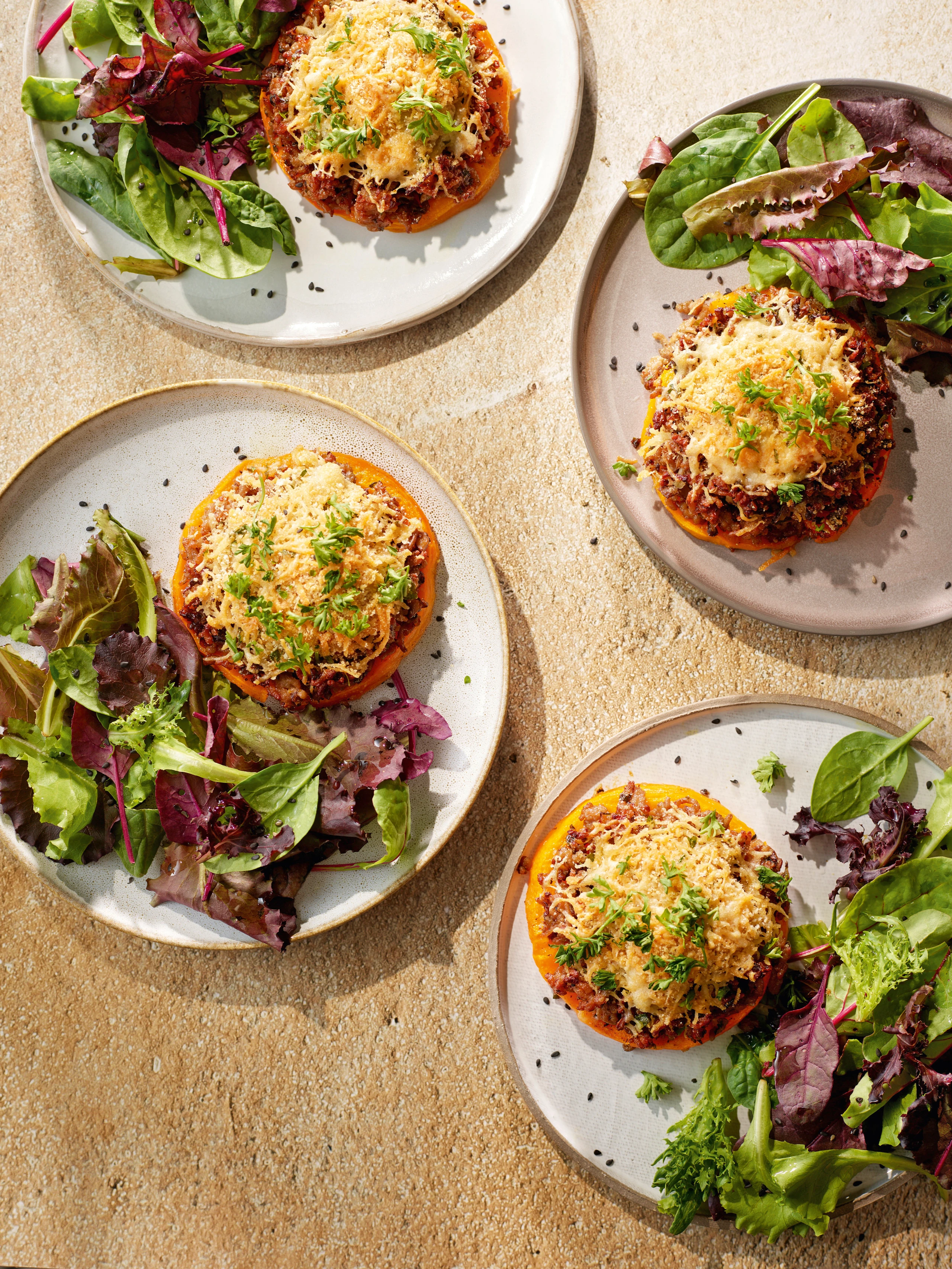 Mit Faschiertem überbackene Kürbisschnitzel
