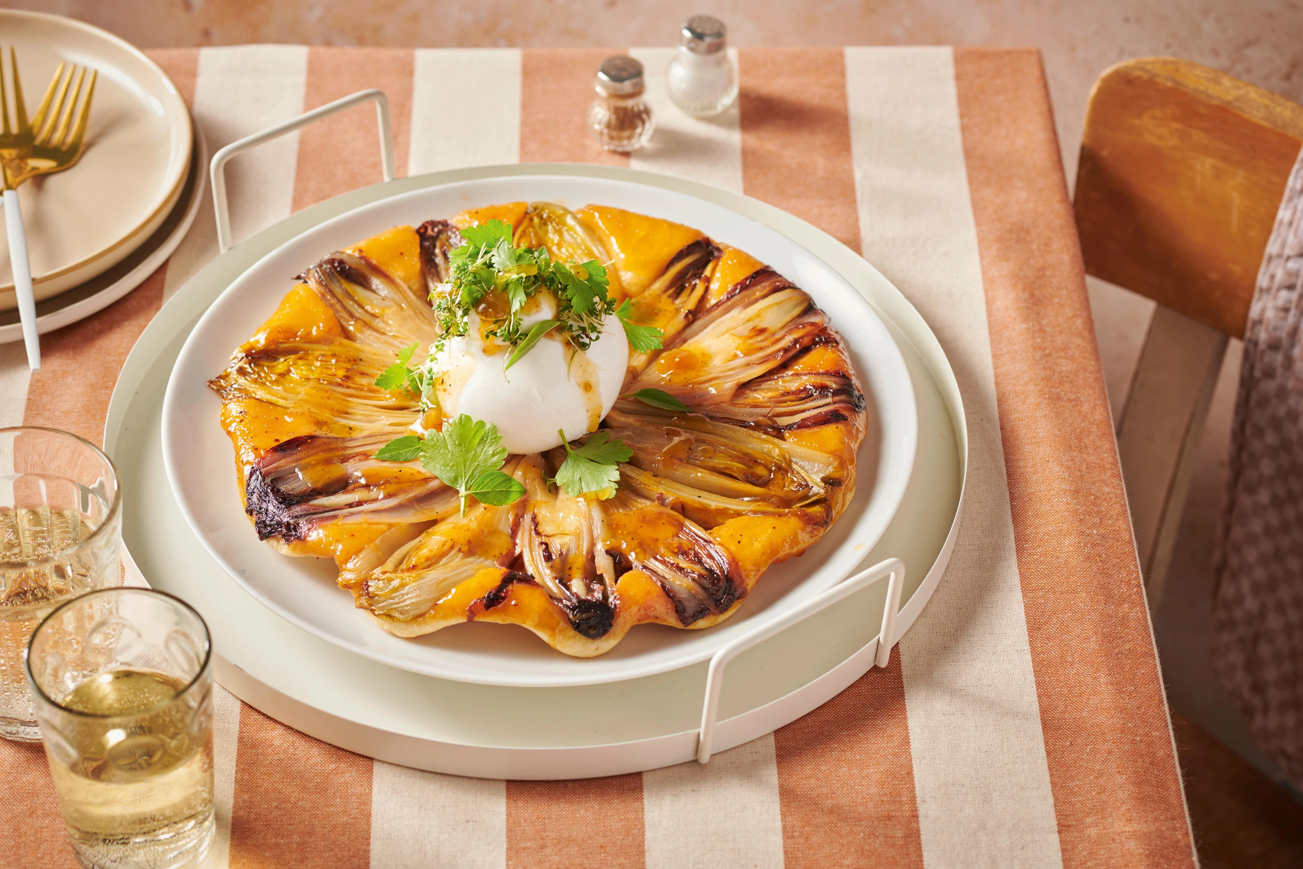 Chicorée-Tarte-Tatin mit Burrata