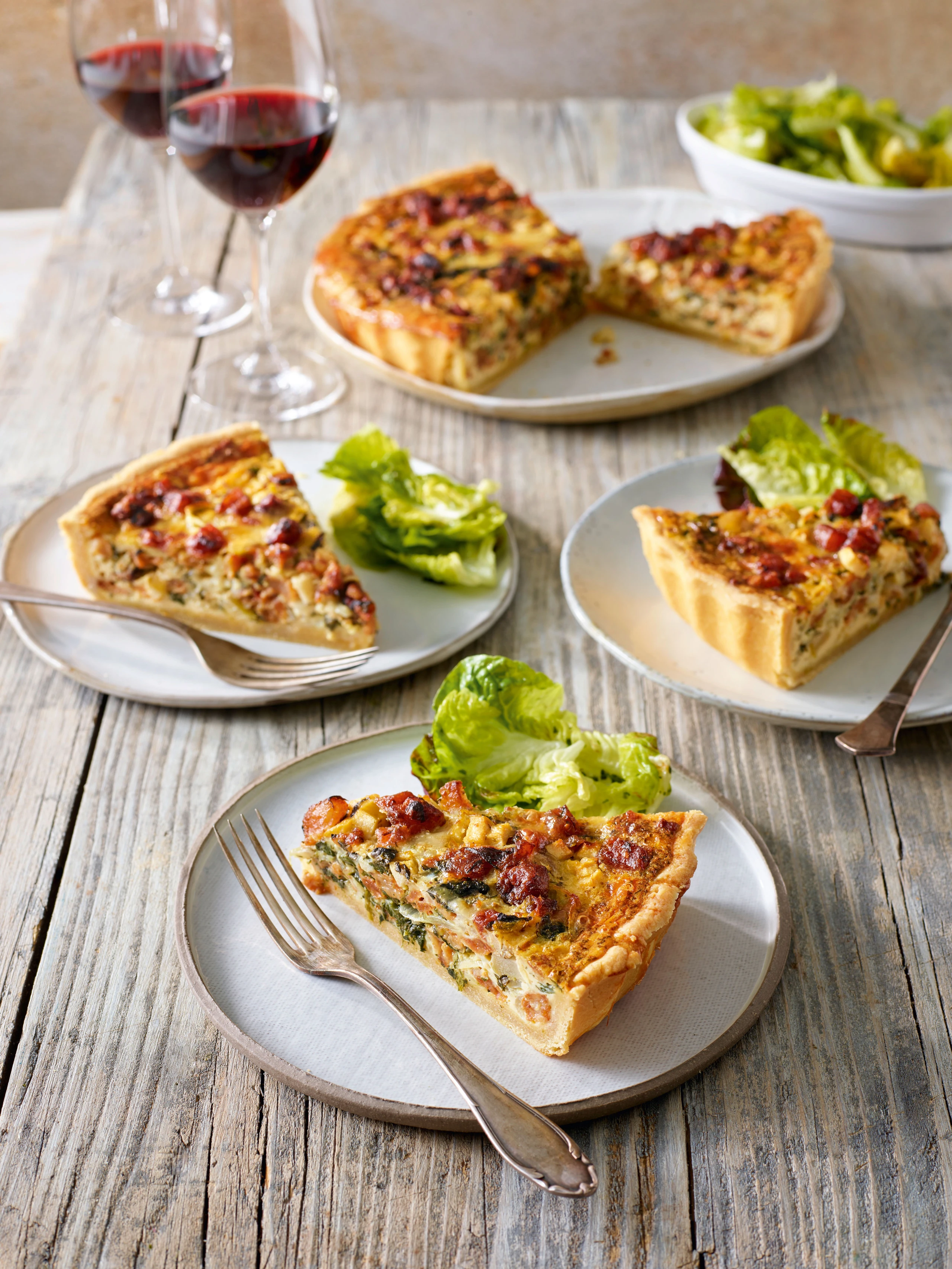 Grammel-Zwiebeltarte mit Spinat und Äpfeln