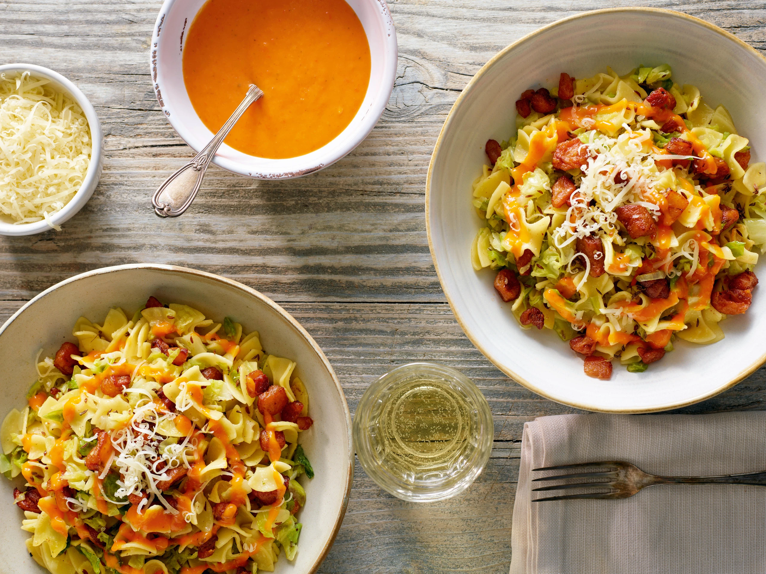 Grammel-Krautfleckerl mit Paprikasauce und Bergkäse
