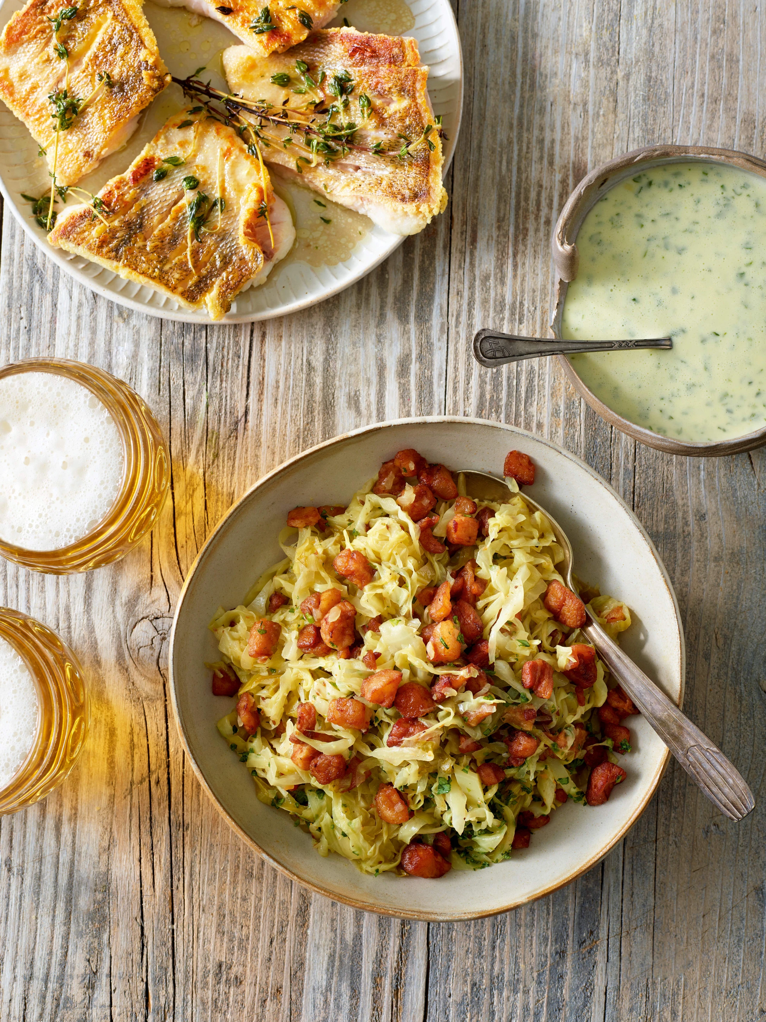 Zanderfilet mit Grammel-Bierkraut und Kräuterfond