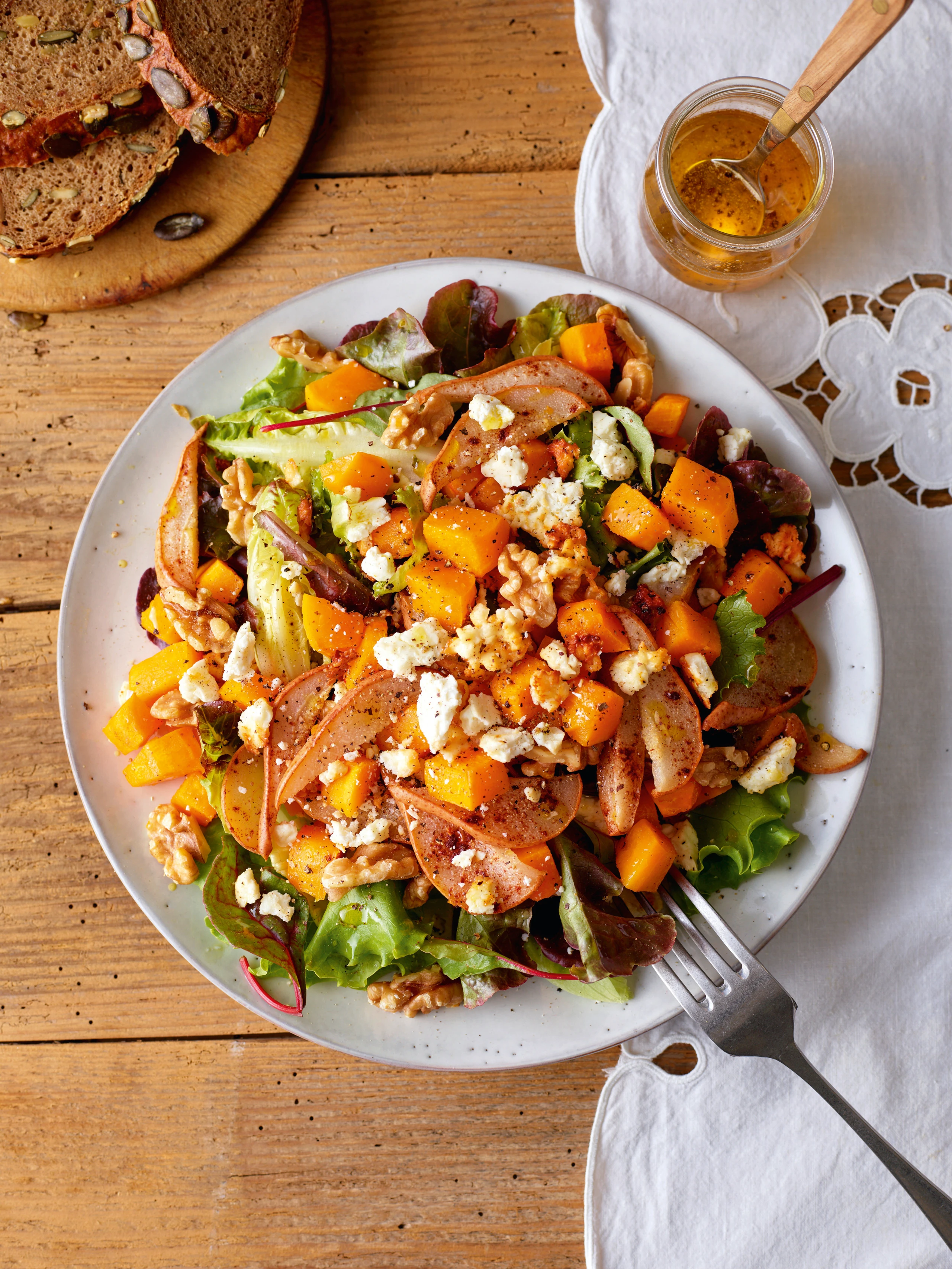 Blattsalat mit warmem Kürbis, Feta, Birne und Walnüssen