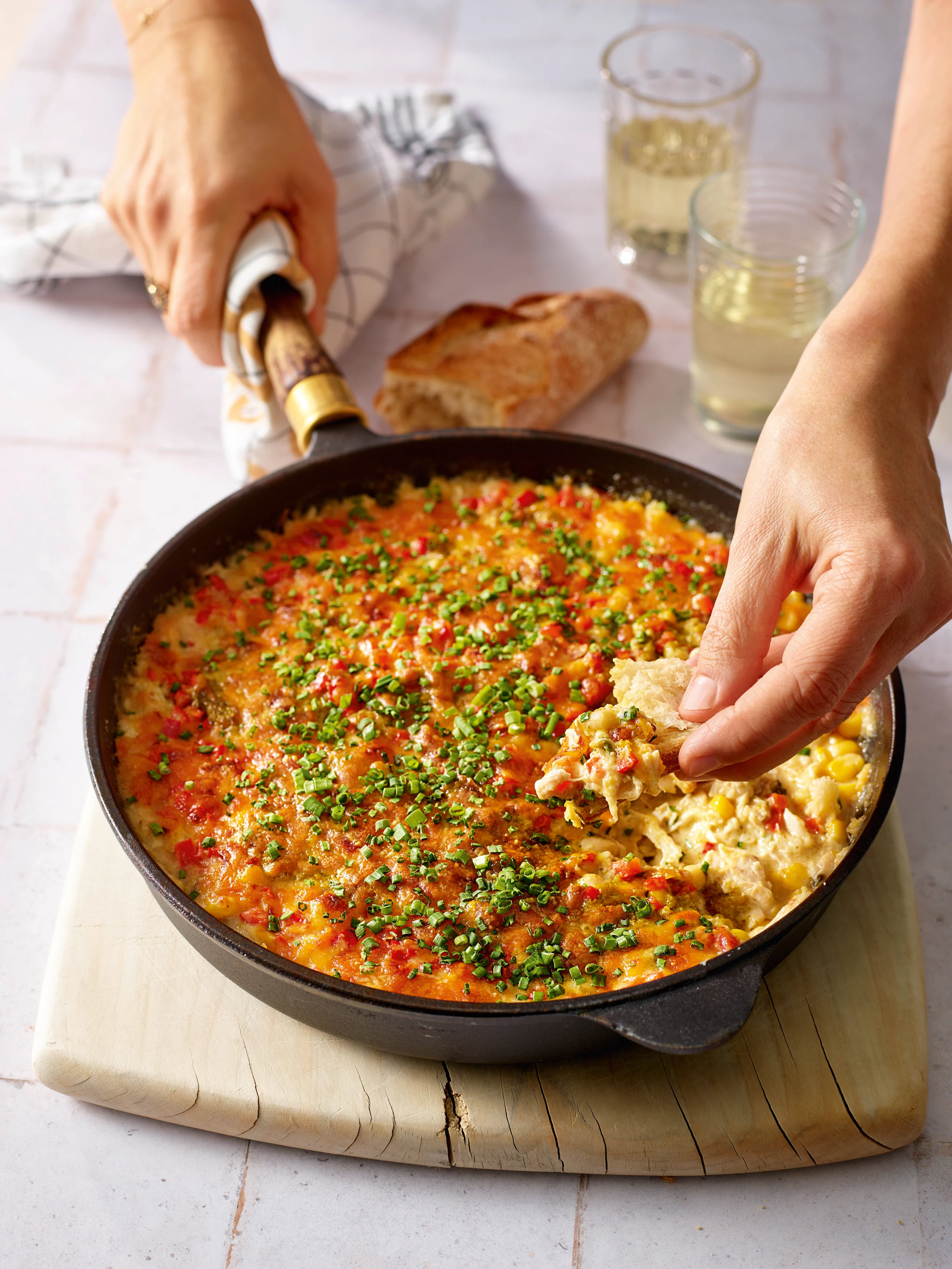 Grillhuhn-Bohnendip mit Käsekruste