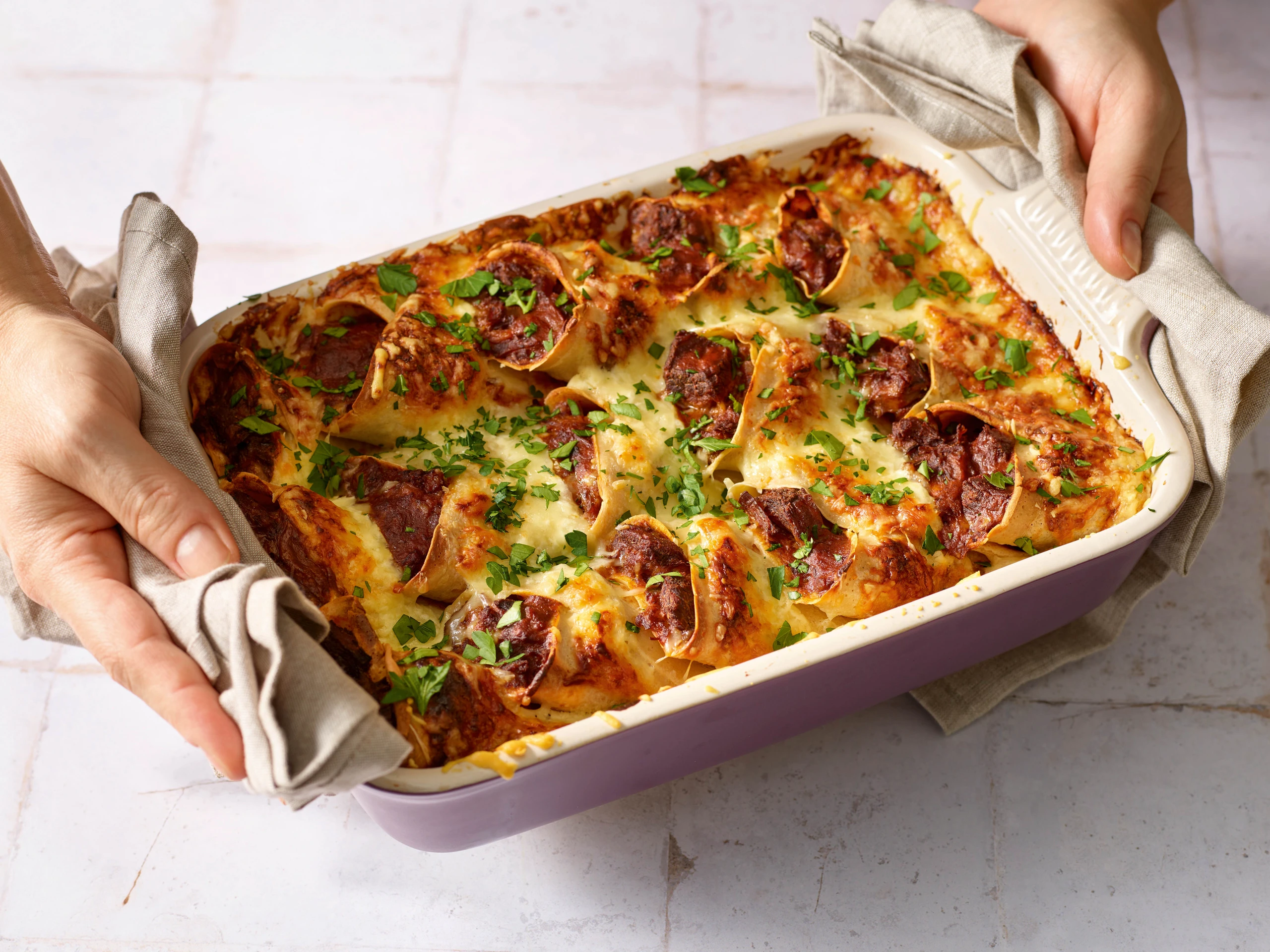 Ofenpalatschinken mit Gulaschfülle