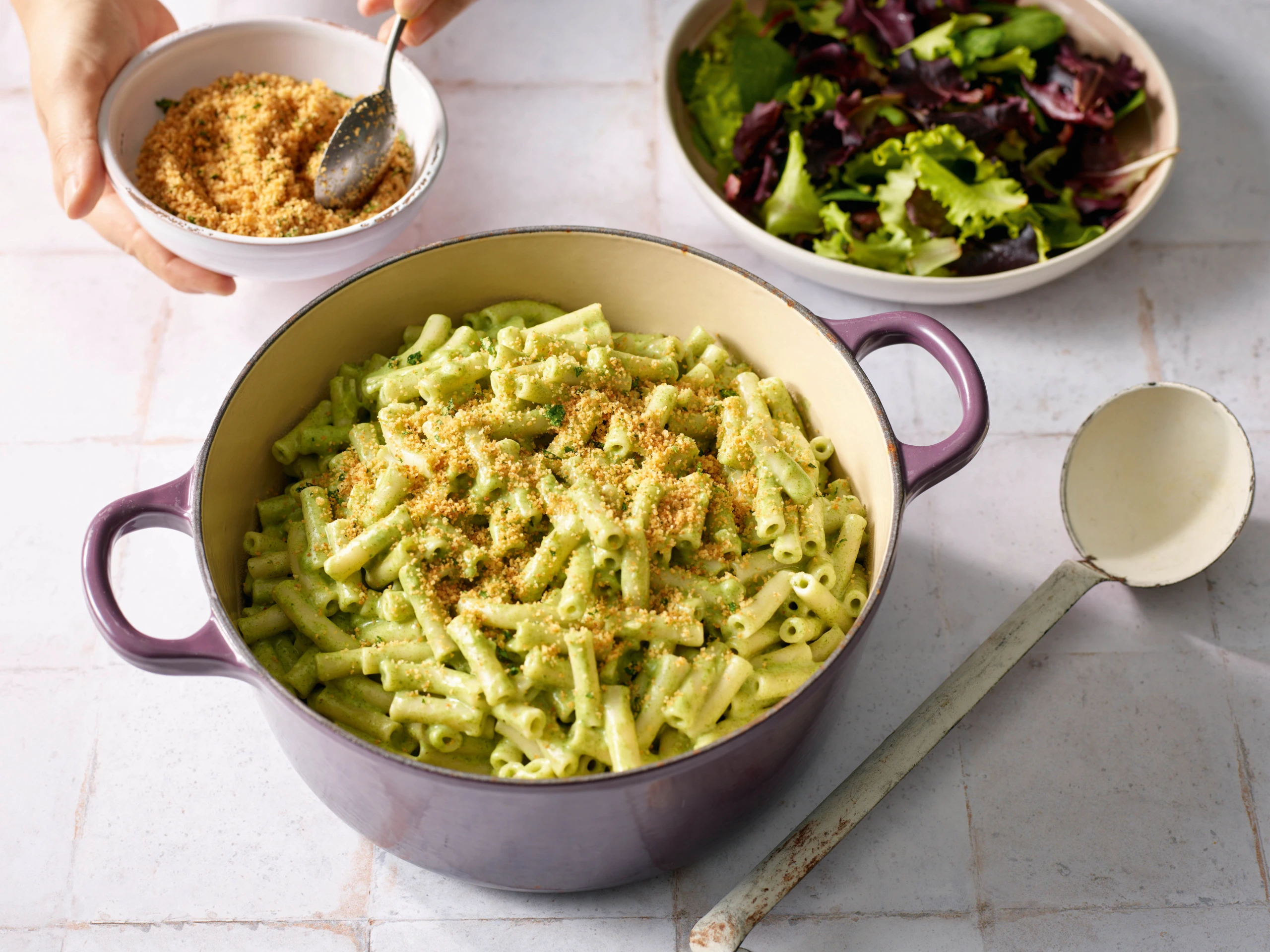 Cremespinat-Mac-and-Cheese mit Knoblauchbröseln