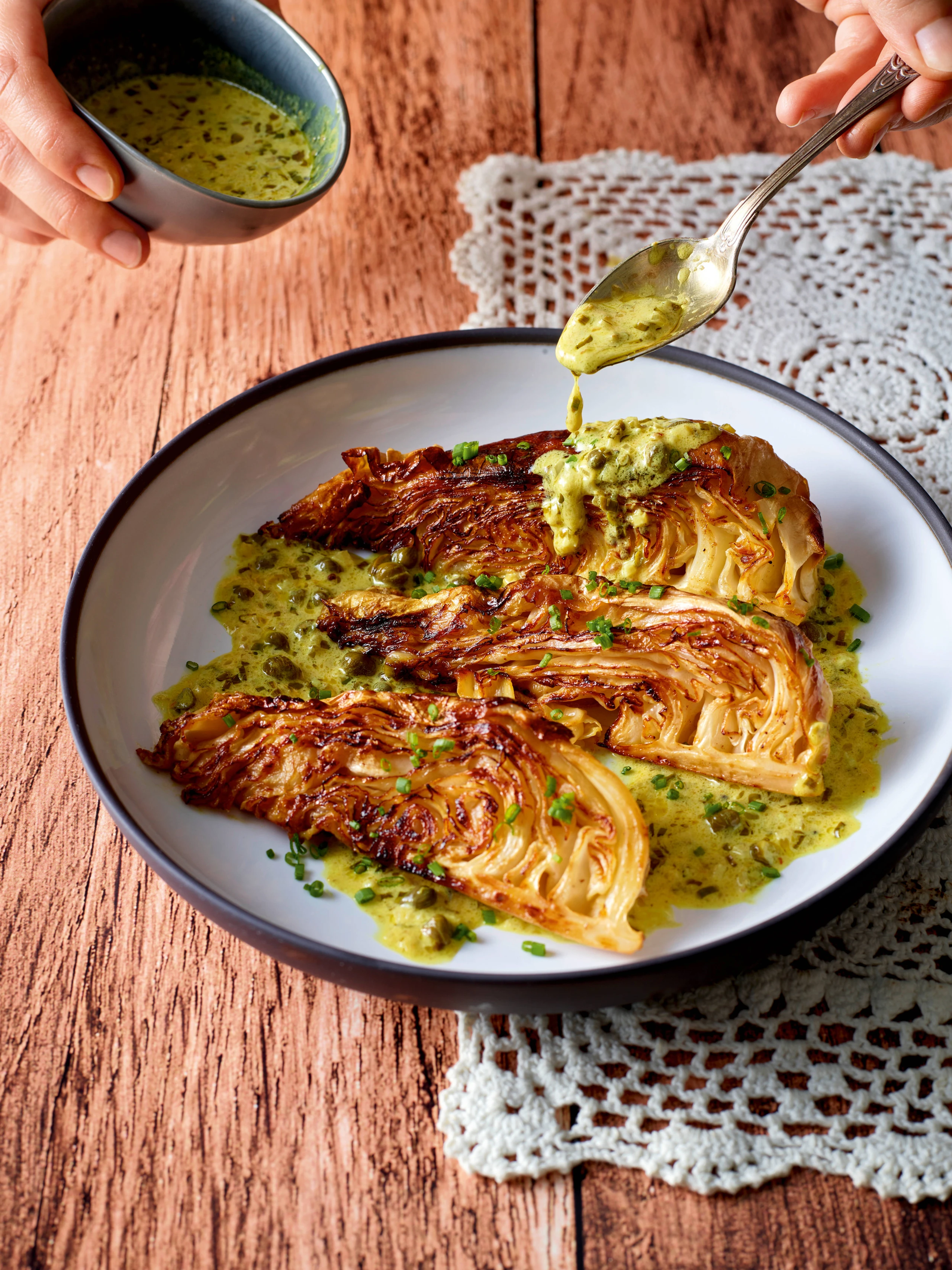 Spitzkraut mit Café-de-Paris-Sauce