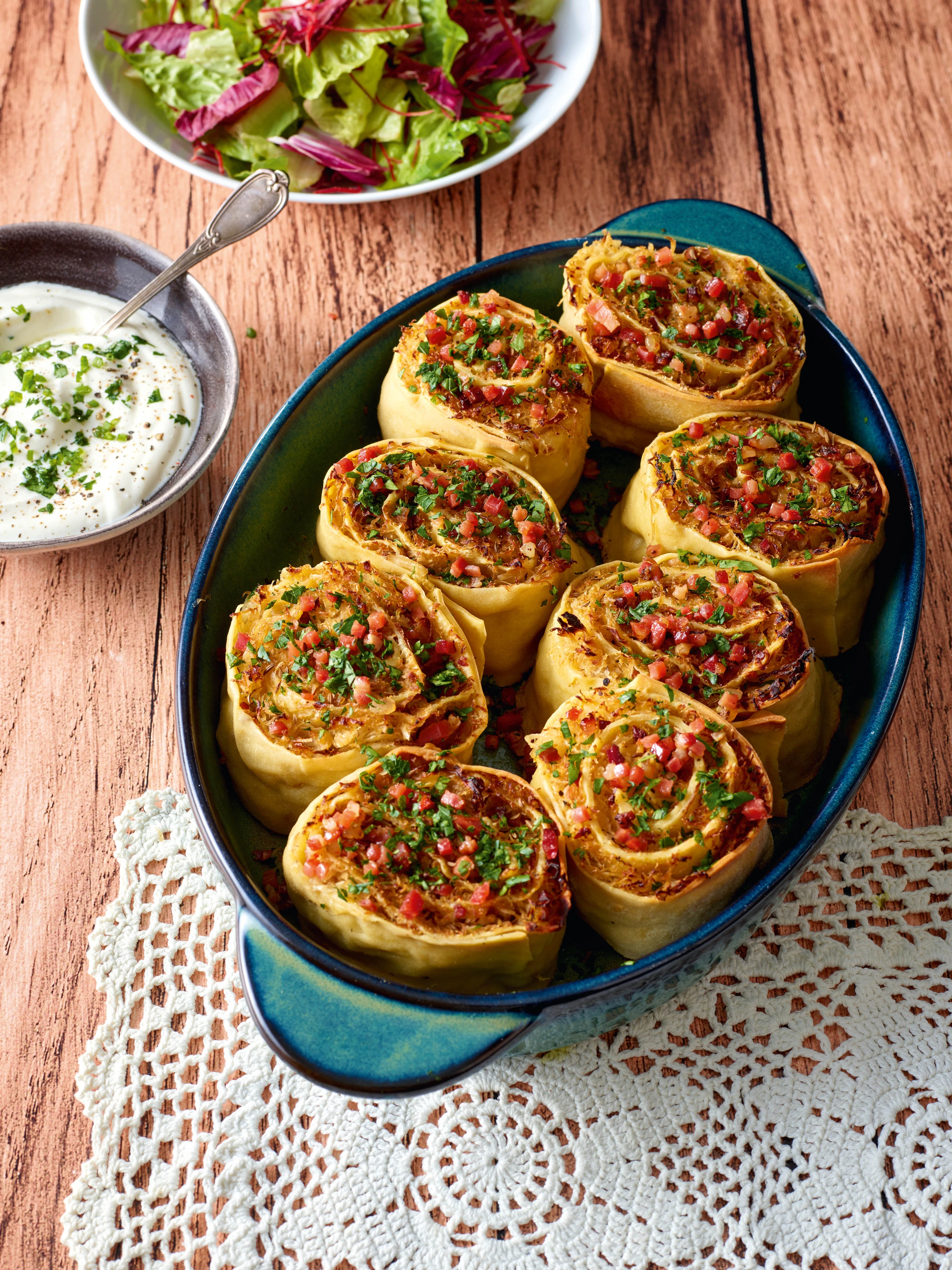 Würzige Krapferl mit Sauerkraut und Speck