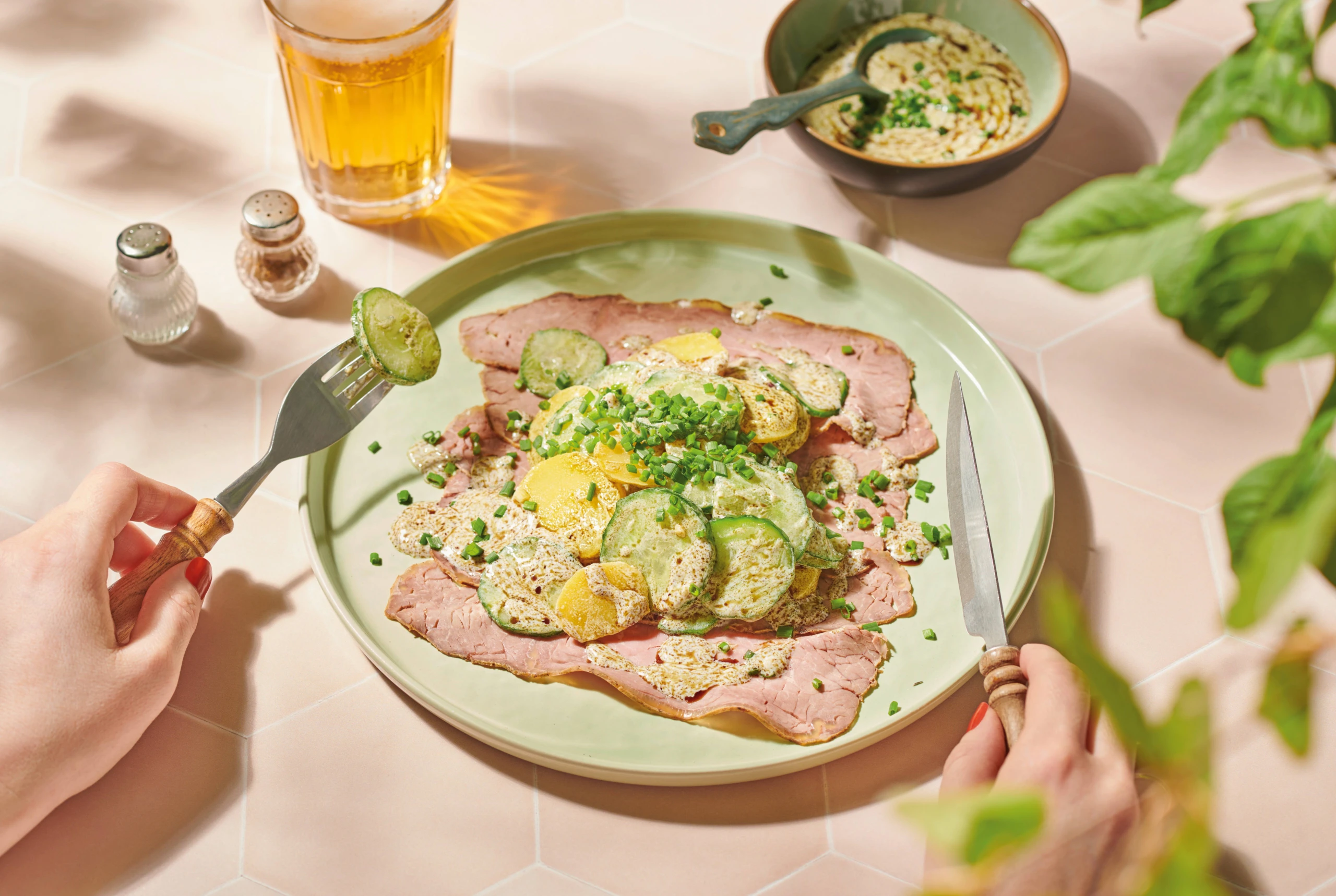 Gurken-Erdäpfelsalat mit Joghurt-Kernöl-Dressing und Roastbeef