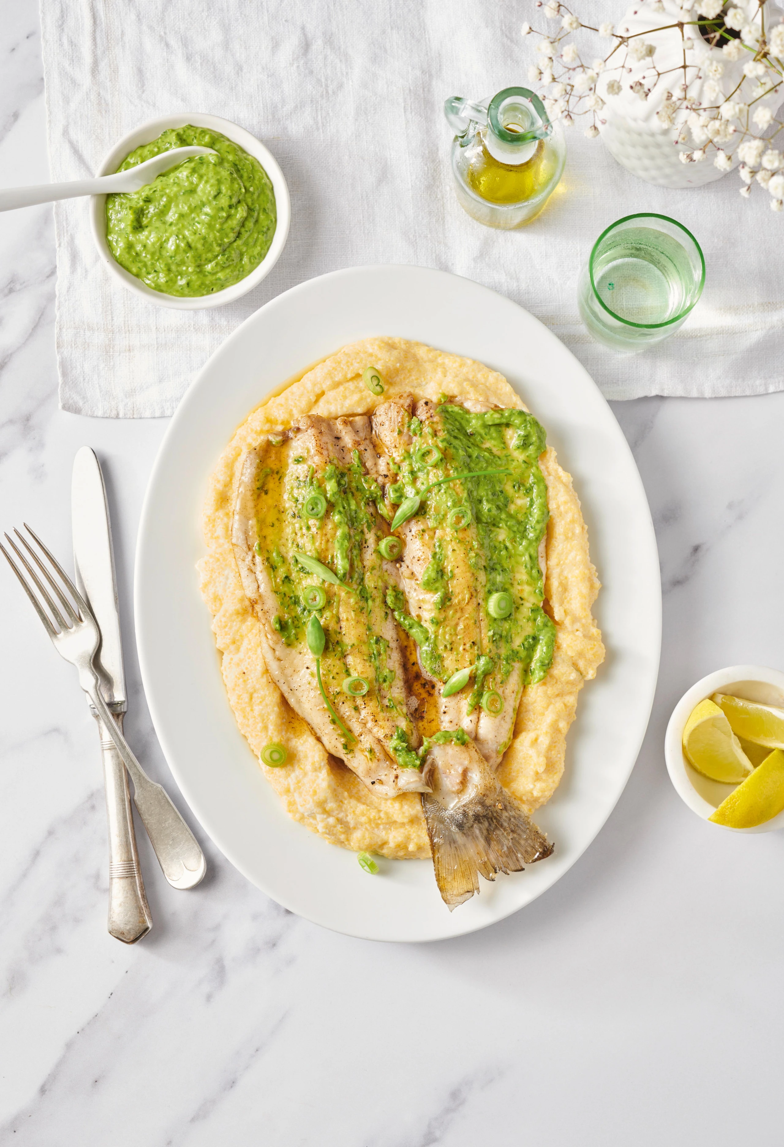 Saibling mit Bärlauch-Salsa-Verde und Zitronenpolenta