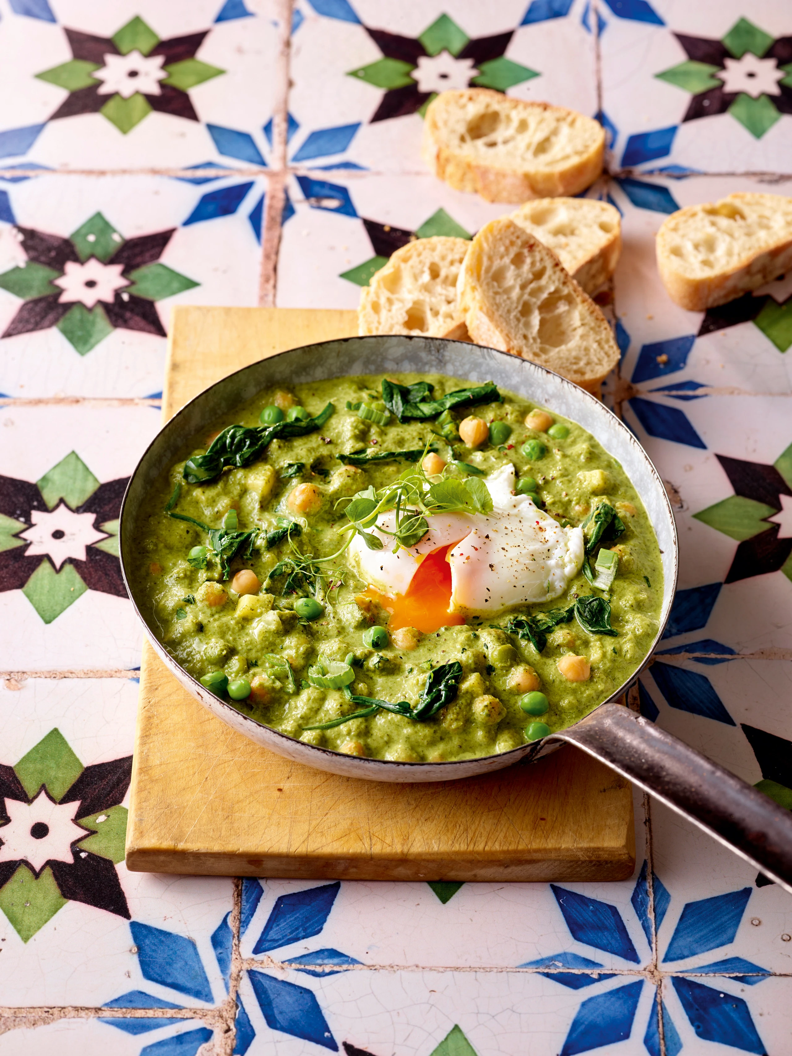 Grüne Shakshuka mit Kräutern und pochiertem Ei