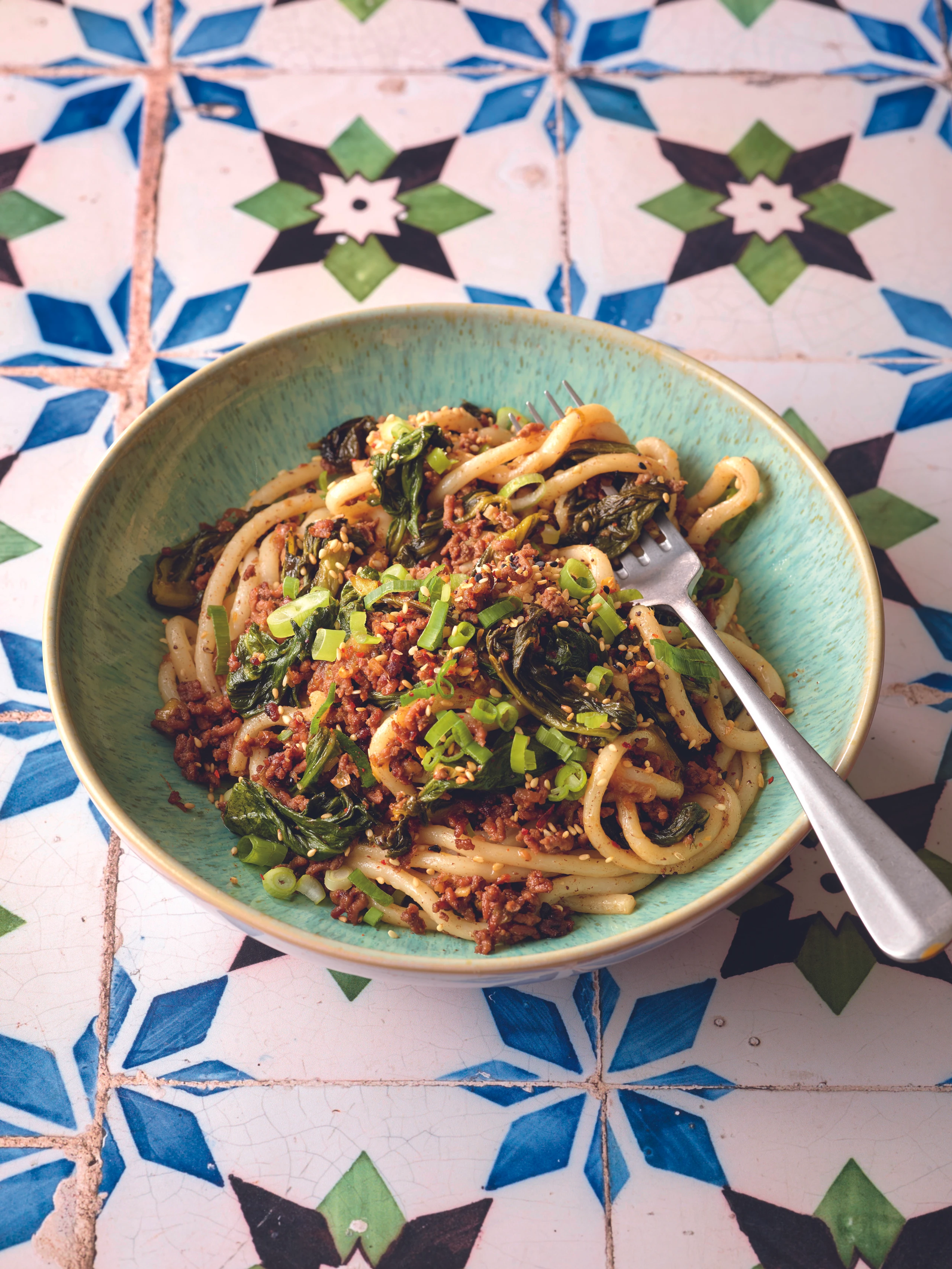 Ingwernudeln mit Pak Choi und Faschiertem