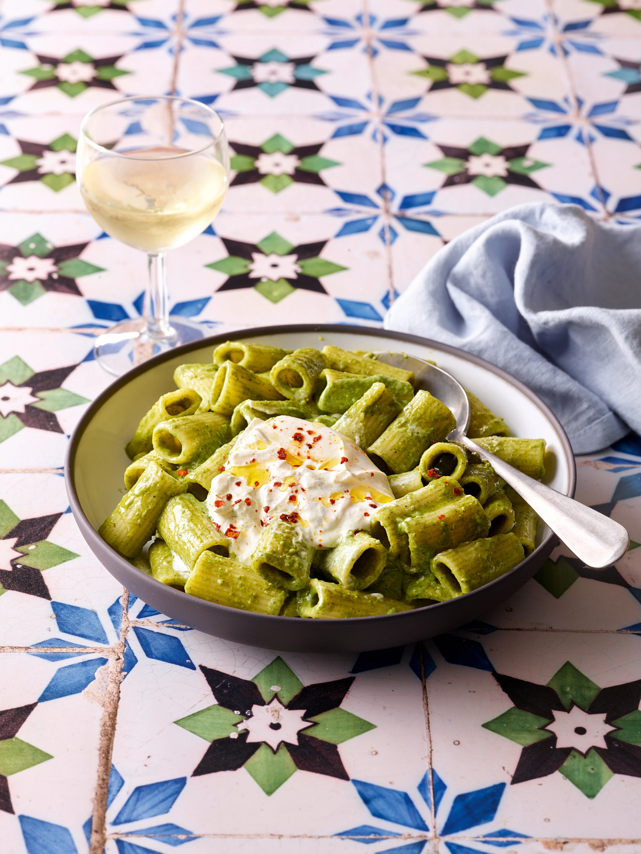 Grüne Frühlingspasta mit Burrata