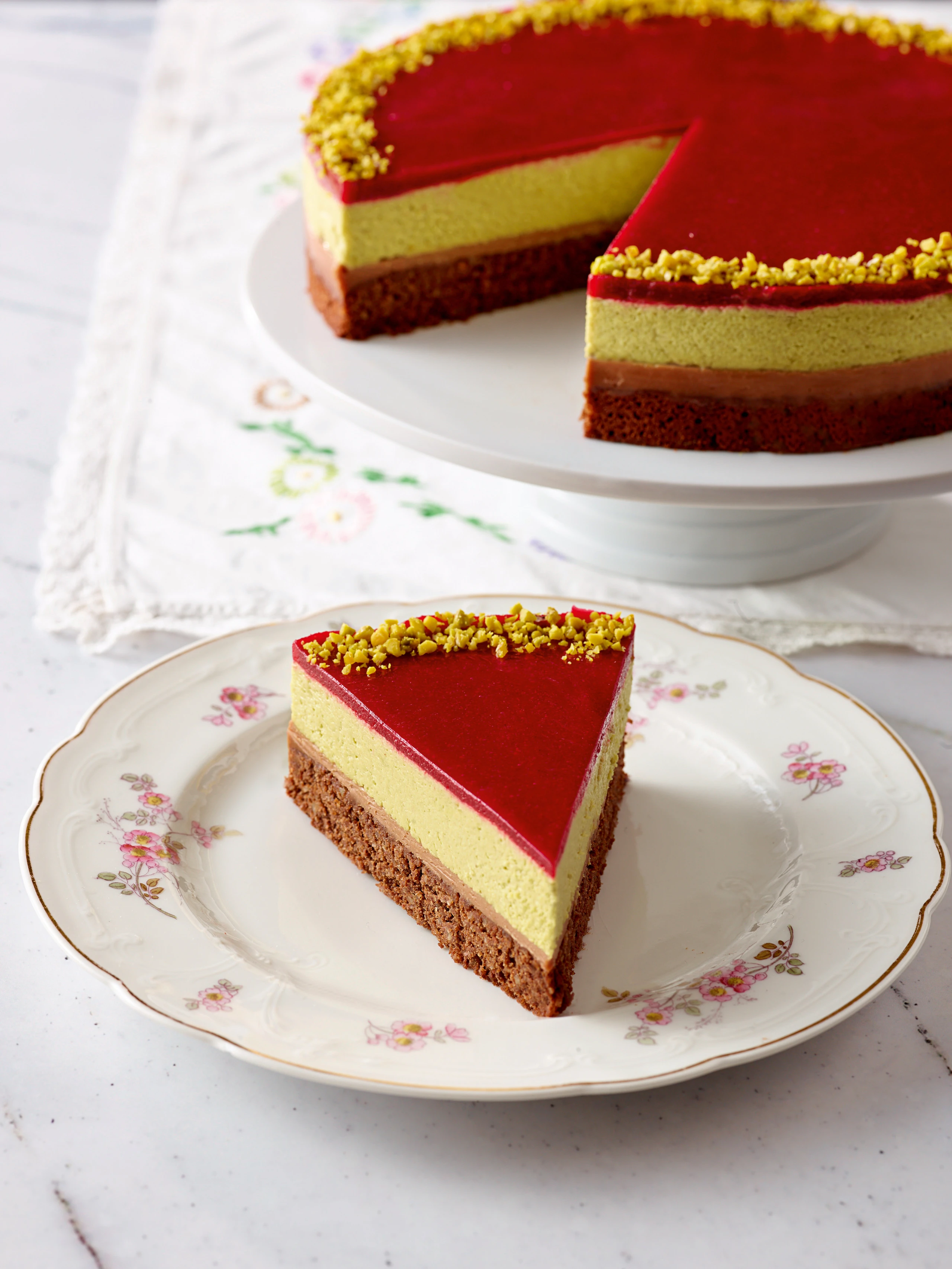 Schokoladige Pistazienmoussetorte mit Himbeerspiegel