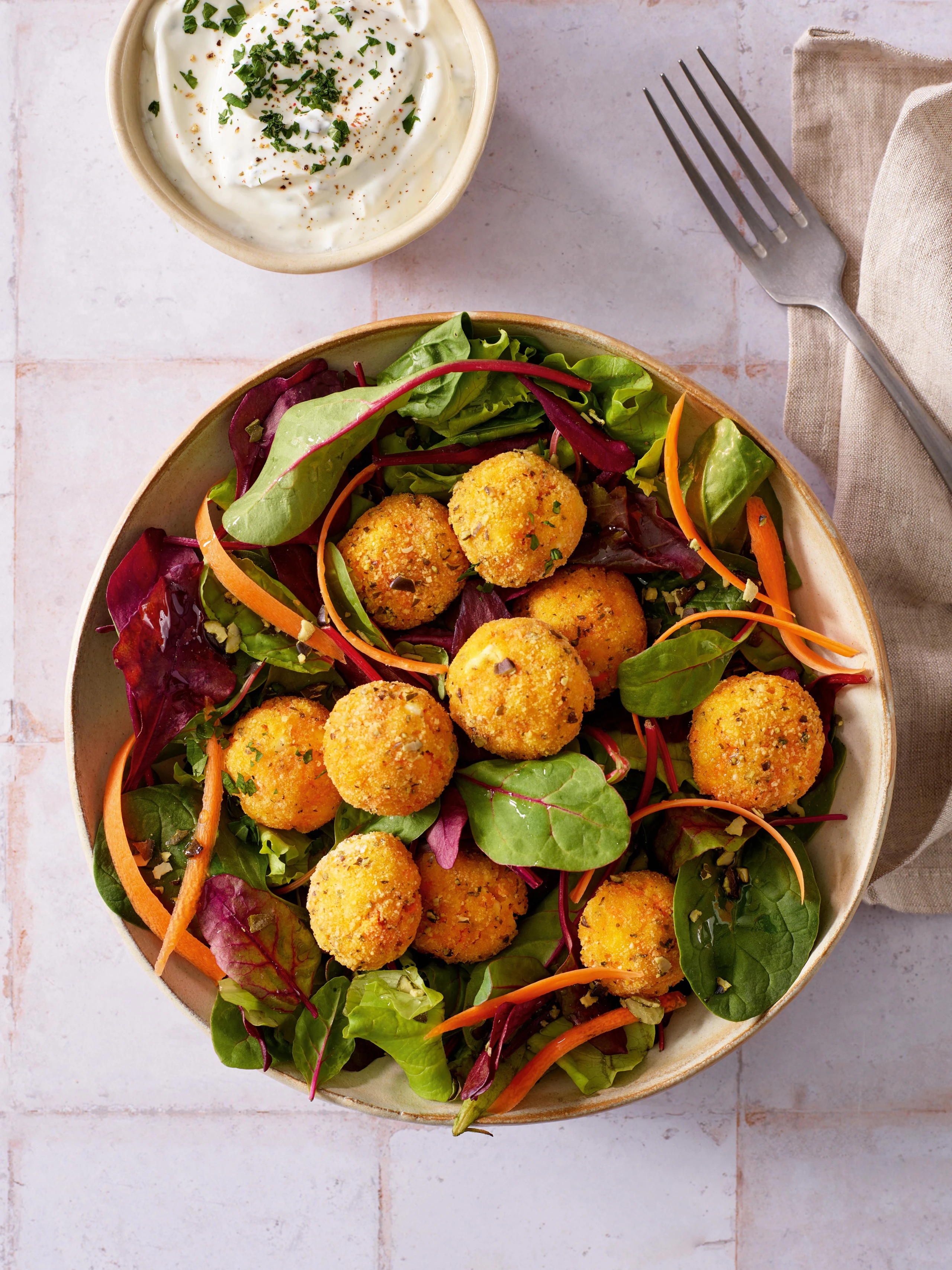 Karotten-Feta-Bällchen mit Joghurtdip