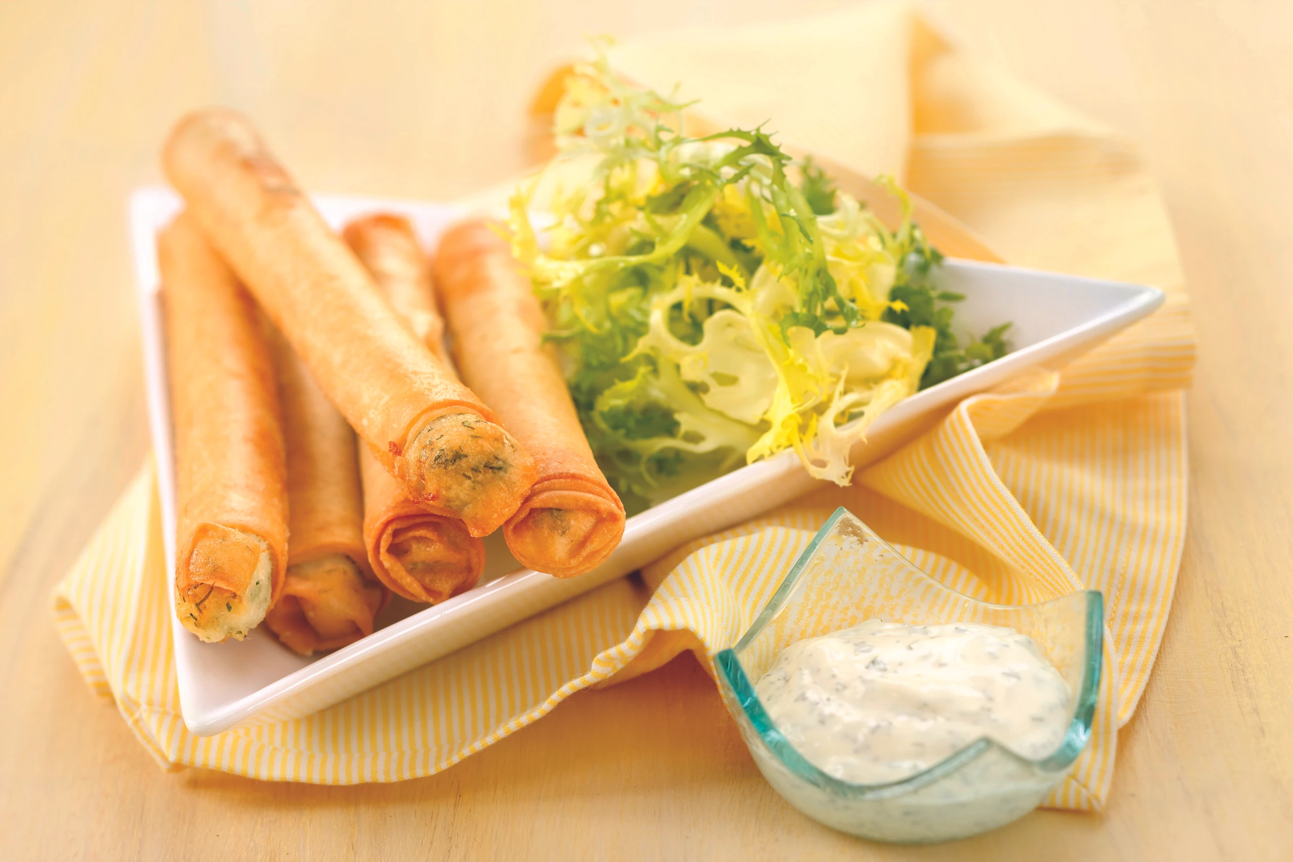 Knusprige Fischstangerl mit Dillsauce und Friséesalat