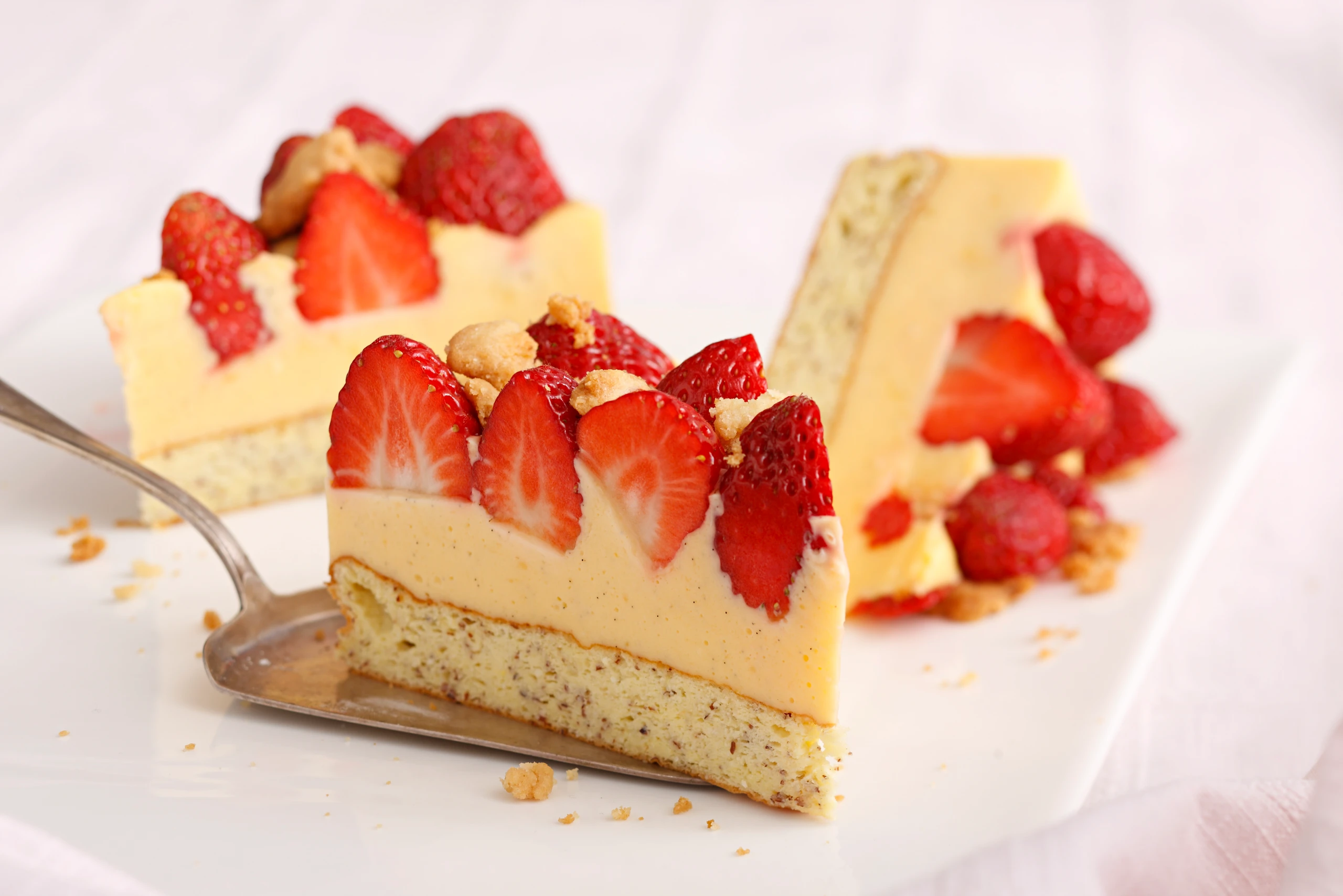 Erdbeertorte mit Zitronencreme und Gewürzstreusel