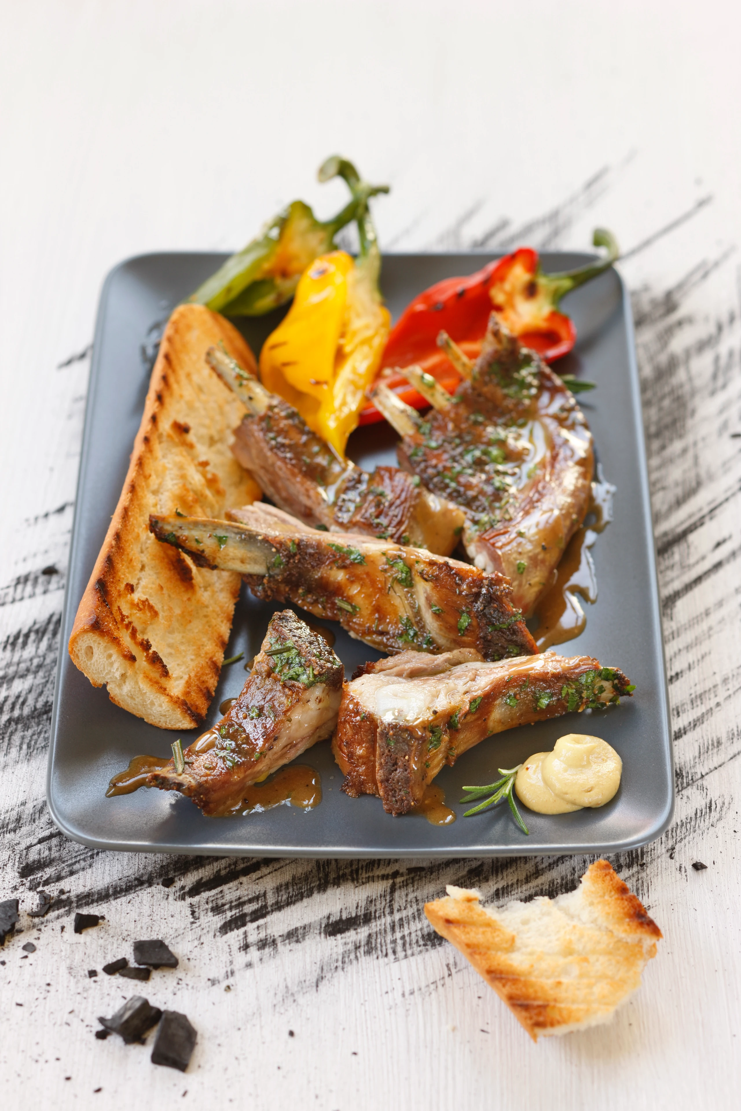 Lammripperl mit Kräutern, Grill-Paprika und Röstbrot