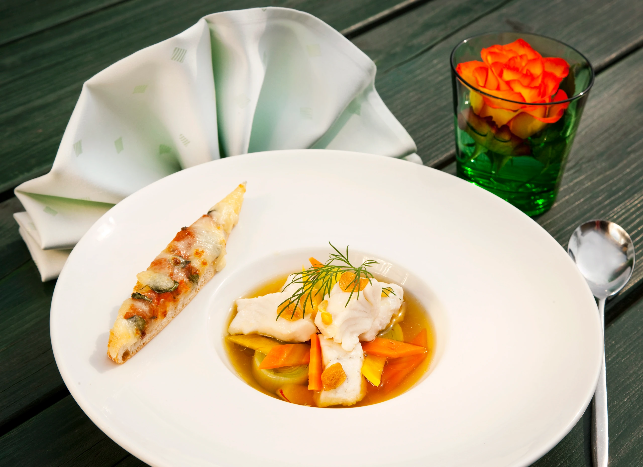 Kraftsuppe von Donaufischen mit Safran mit Baguette