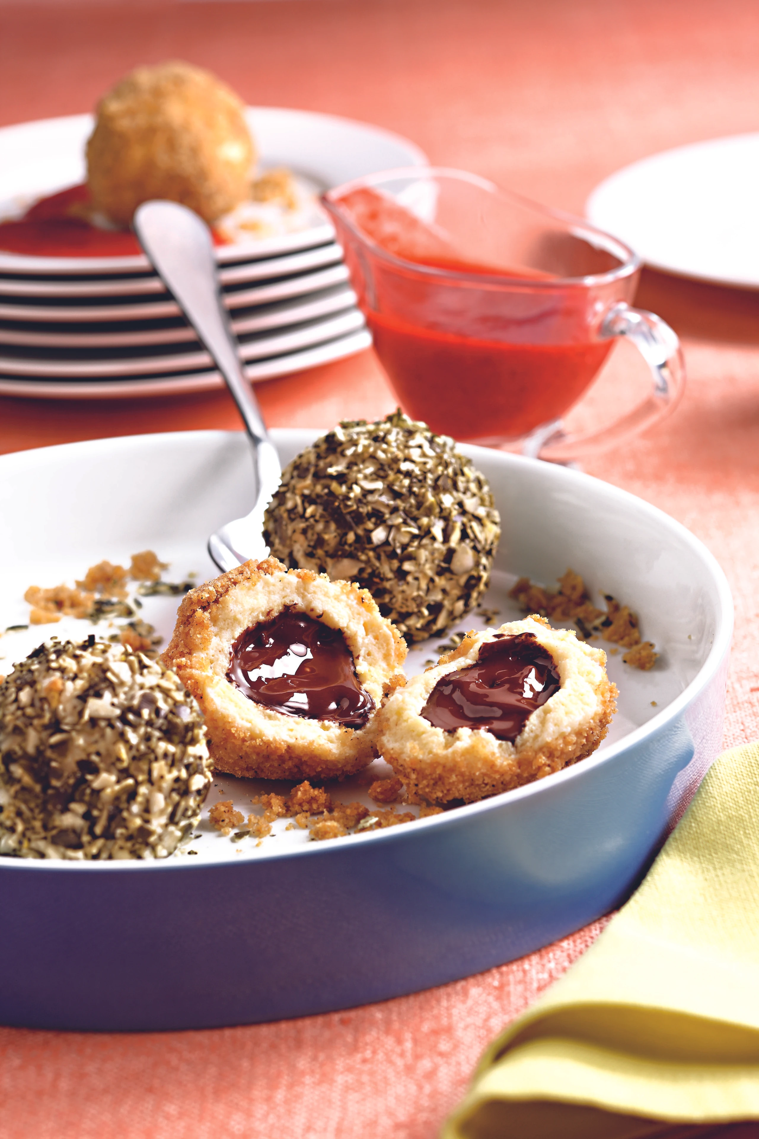 Schoko-Knödel mit Erdbeersauce